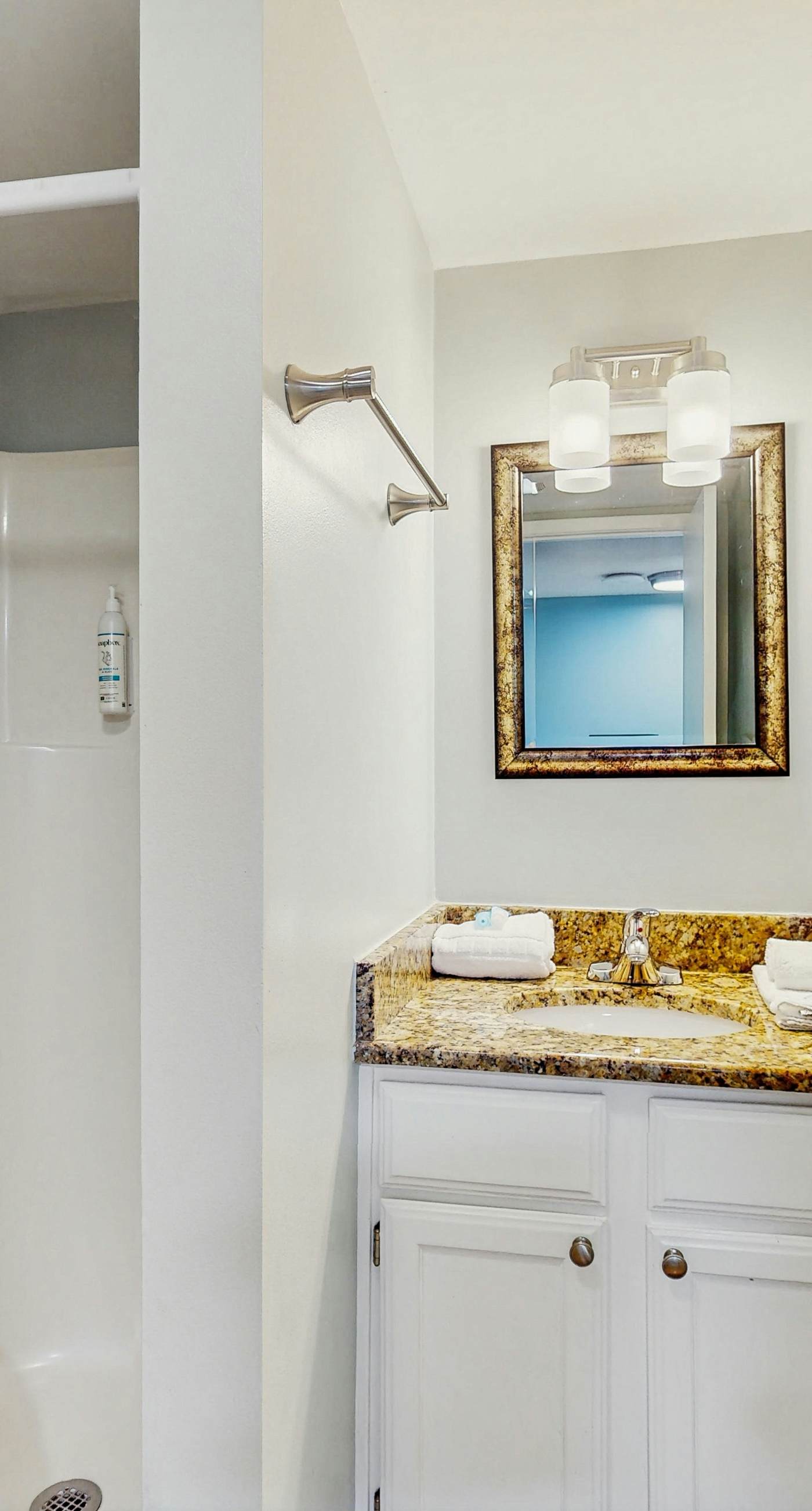 Snowbird-friendly, 1 BR Gulf side condo with 4 outdoor pools