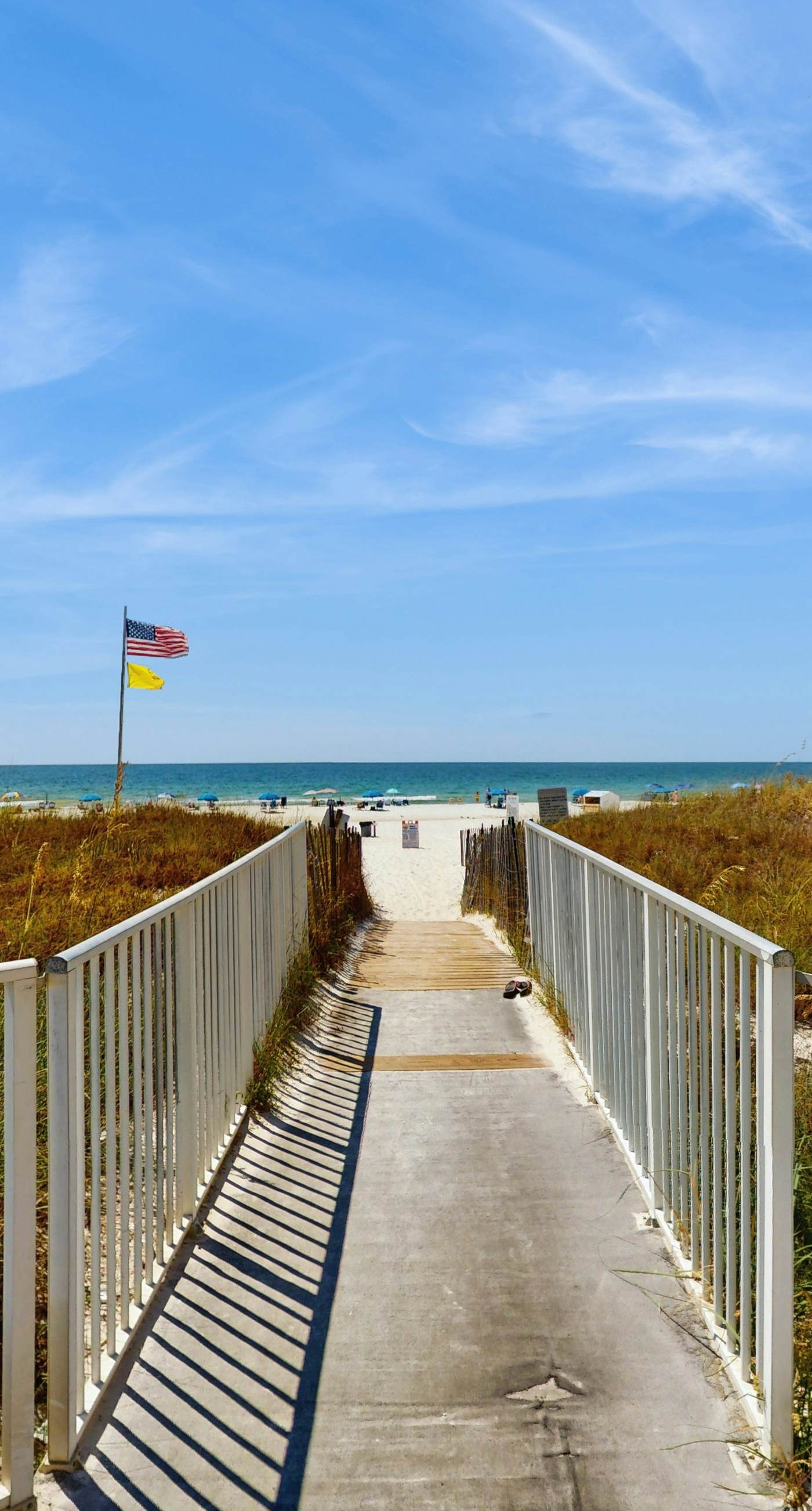 Snowbird-friendly, 1 BR Gulf side condo with 4 outdoor pools