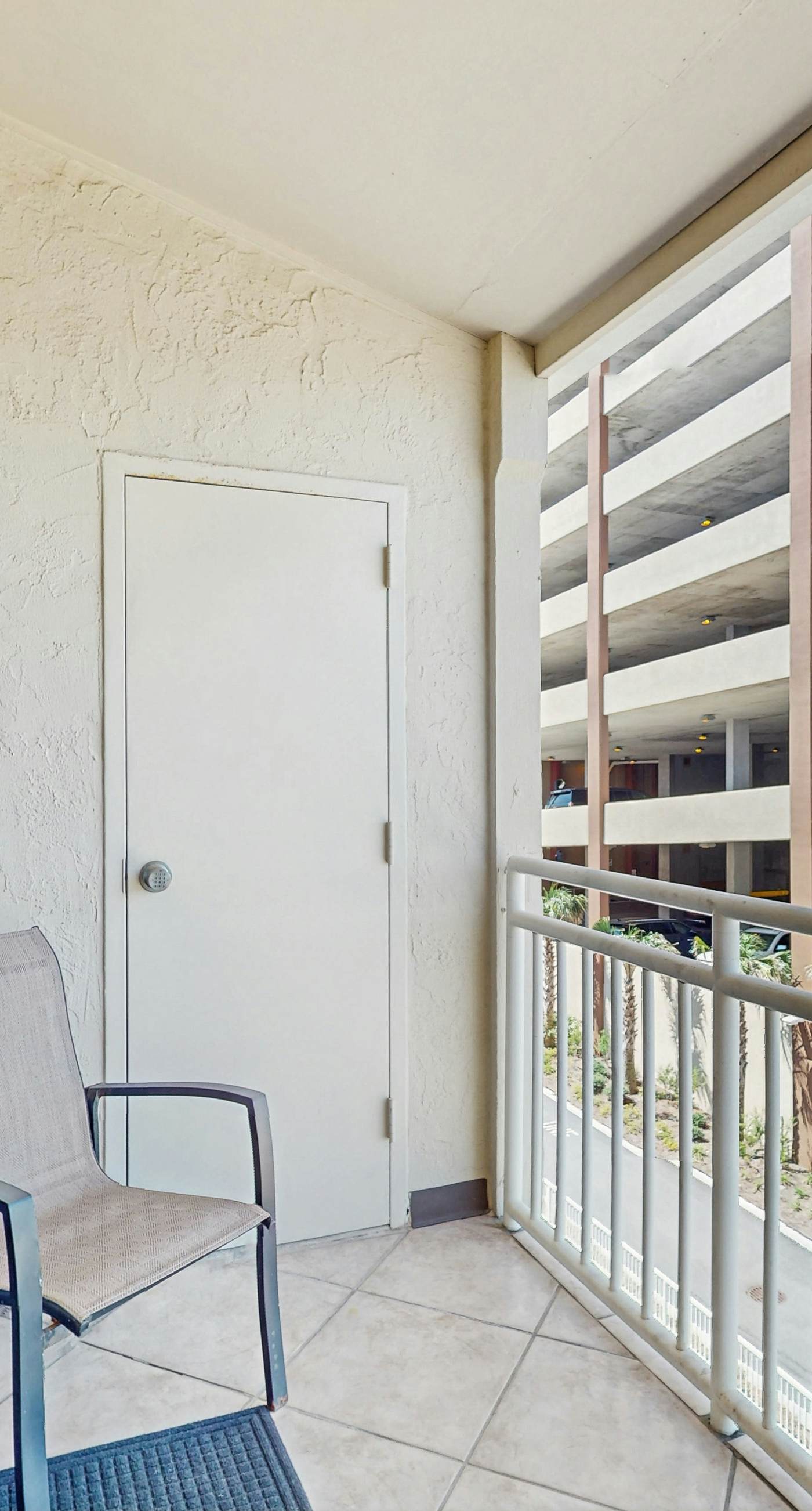 Snowbird-friendly, 1 BR Gulf side condo with 4 outdoor pools