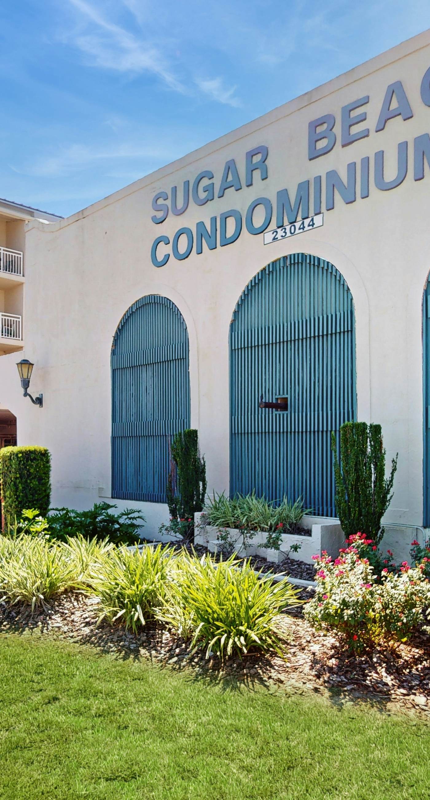 Snowbird-friendly, 1 BR Gulf side condo with 4 outdoor pools