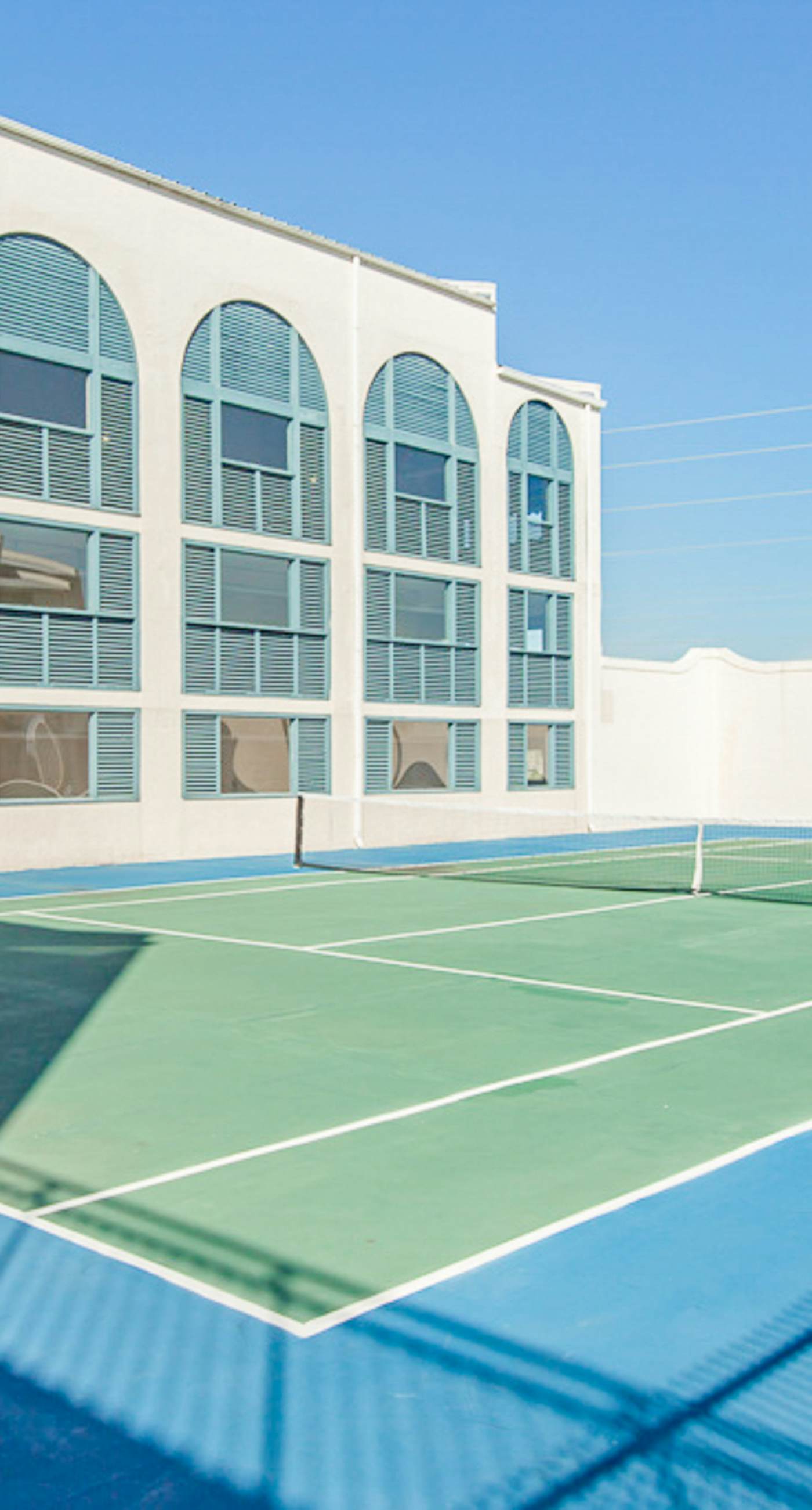 Snowbird-friendly, 1 BR Gulf side condo with 4 outdoor pools