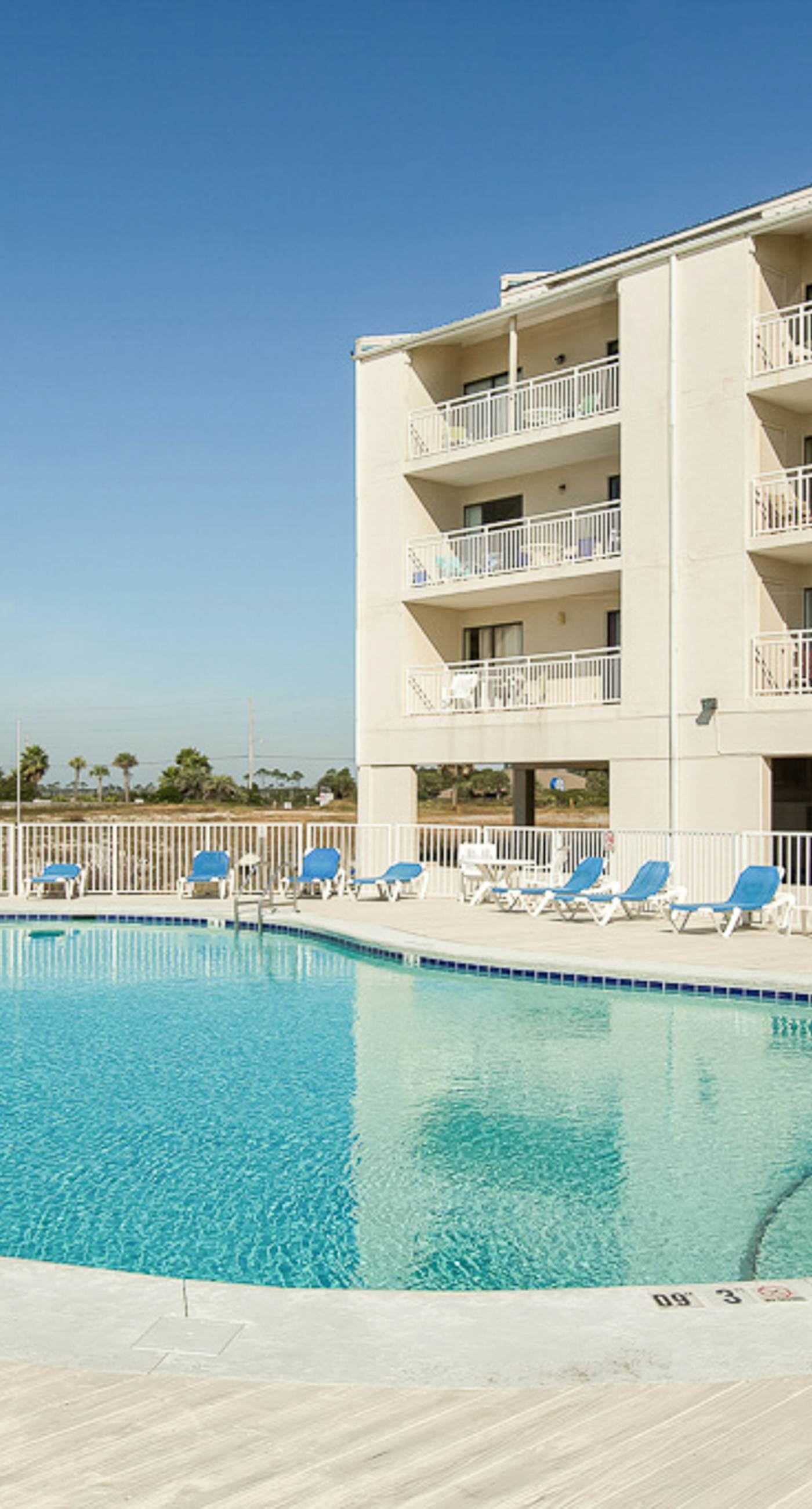 Snowbird-friendly, 1 BR Gulf side condo with 4 outdoor pools