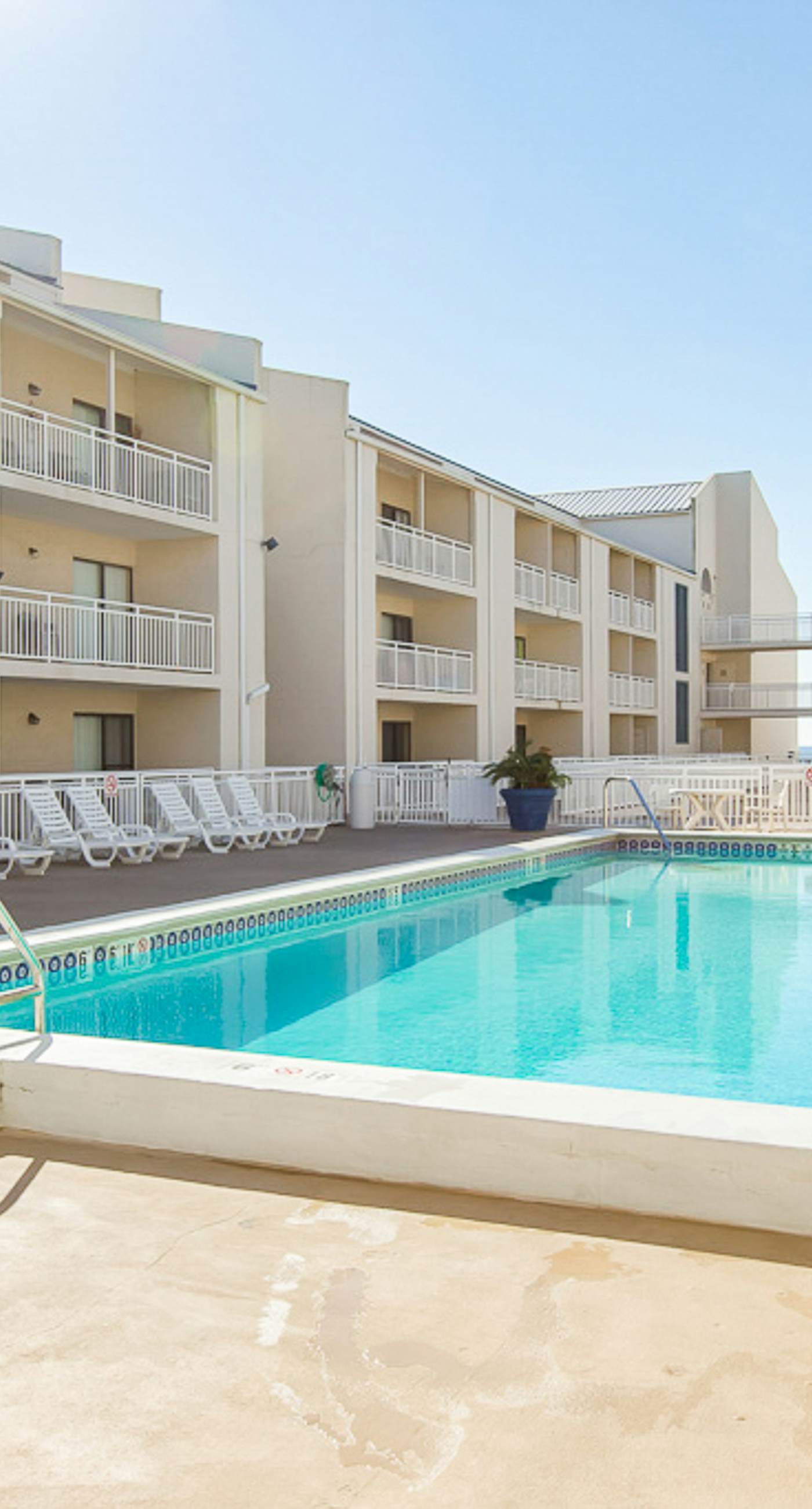 Snowbird-friendly, 1 BR Gulf side condo with 4 outdoor pools