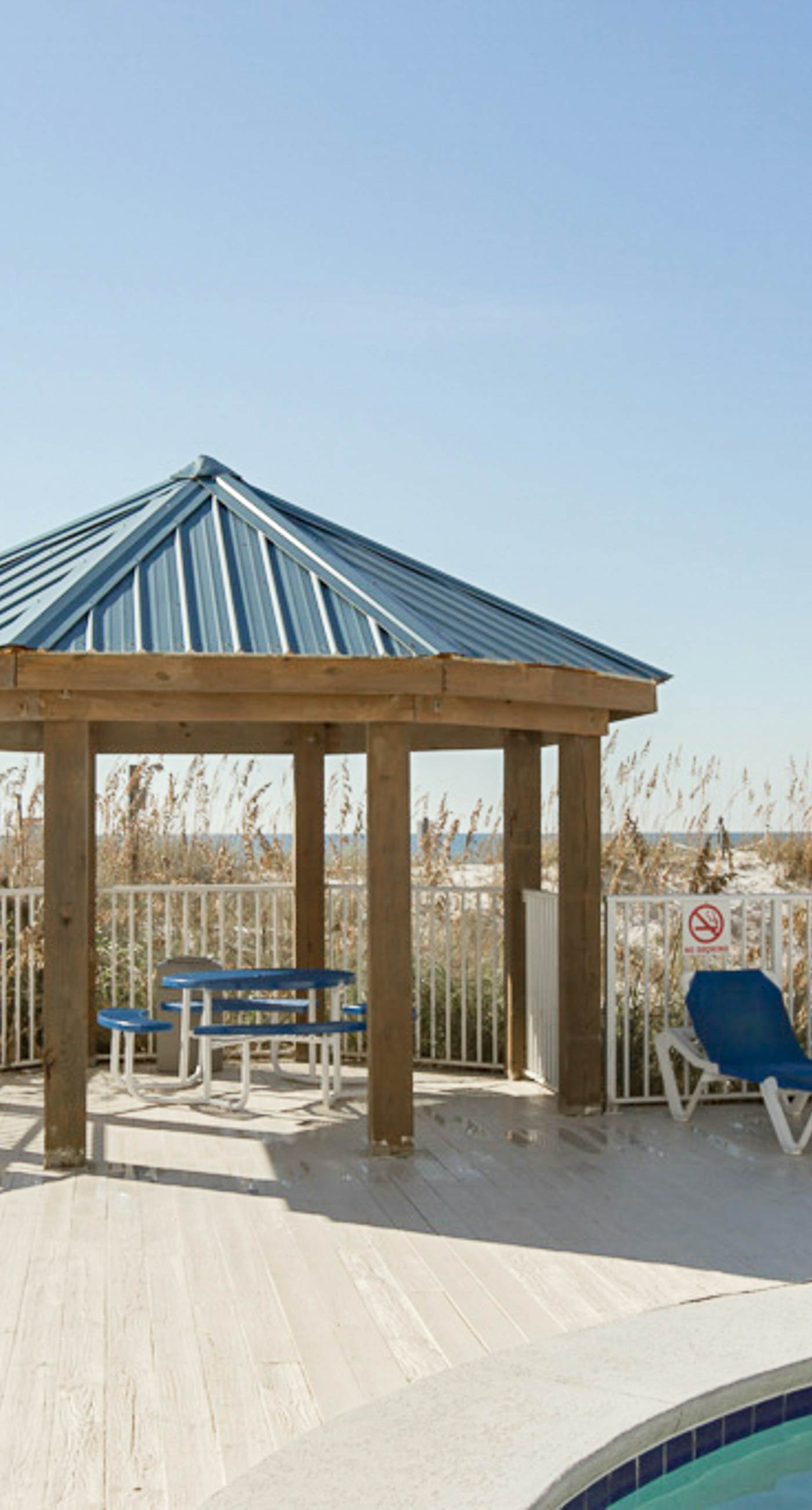 Snowbird-friendly, 1 BR Gulf side condo with 4 outdoor pools