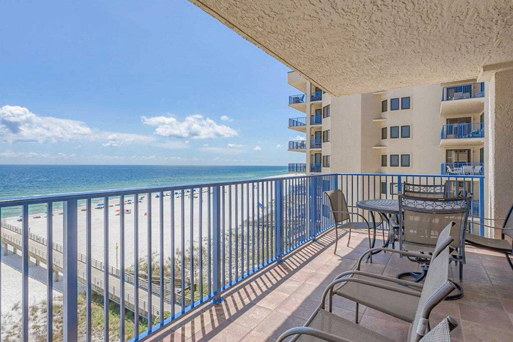 6th-Floor Oceanfront Condo w/Balcony, AC, Shared Pools, Sauna, Free WiFI, Gym