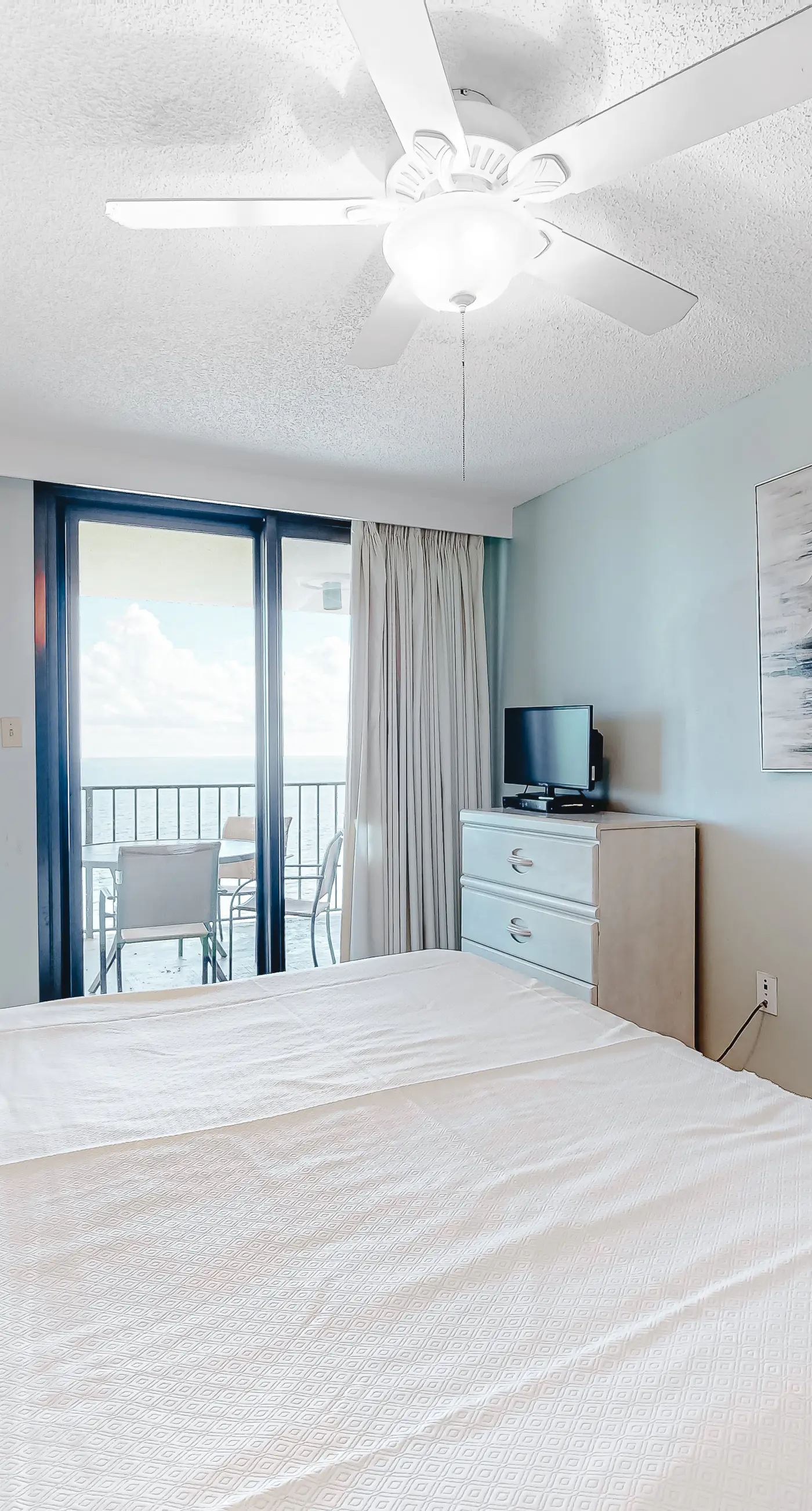 Beachfront condo with Gulf views, balcony, pool, hot tub, sauna & gym