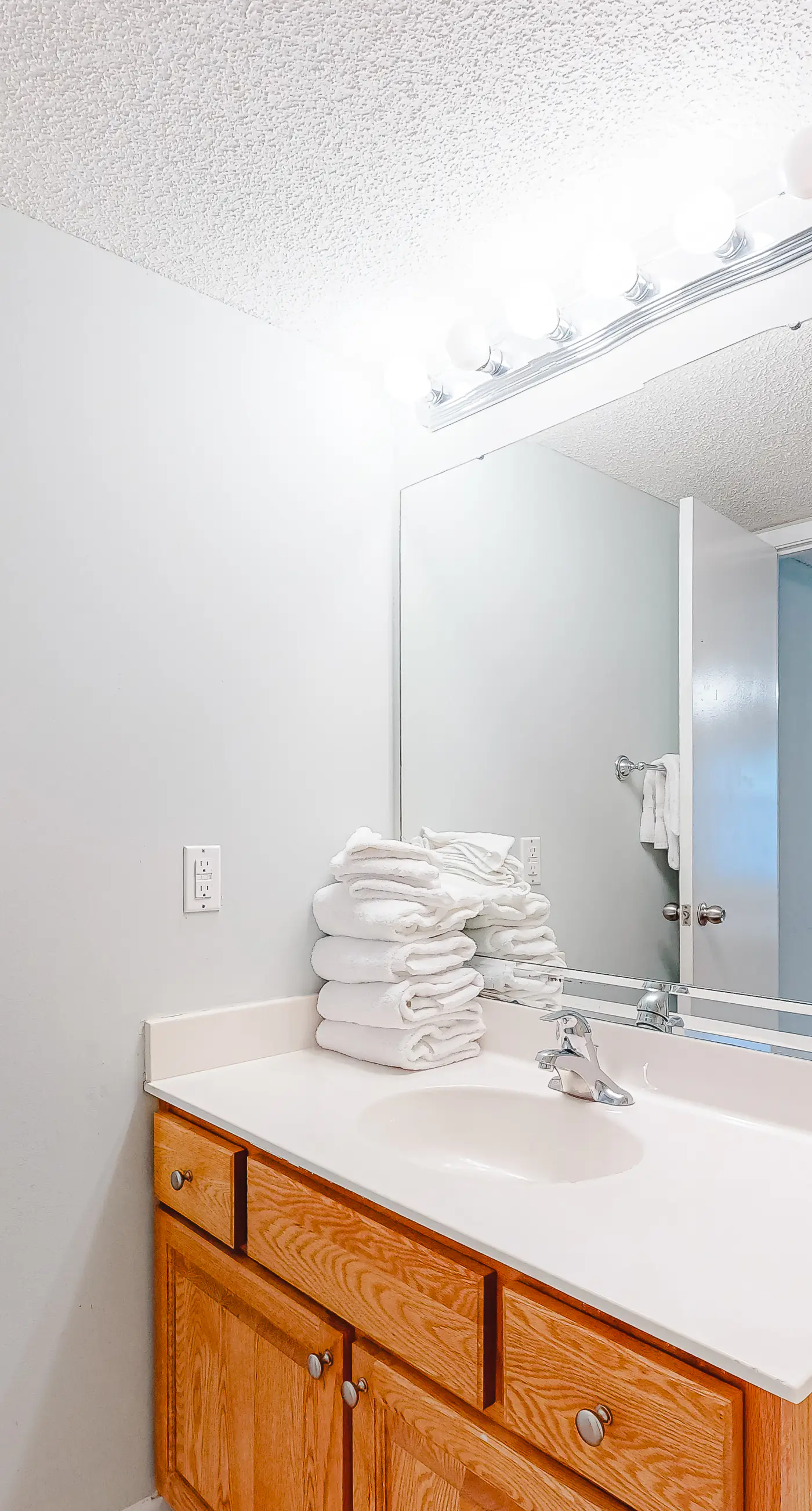 Beachfront condo with Gulf views, balcony, pool, hot tub, sauna & gym