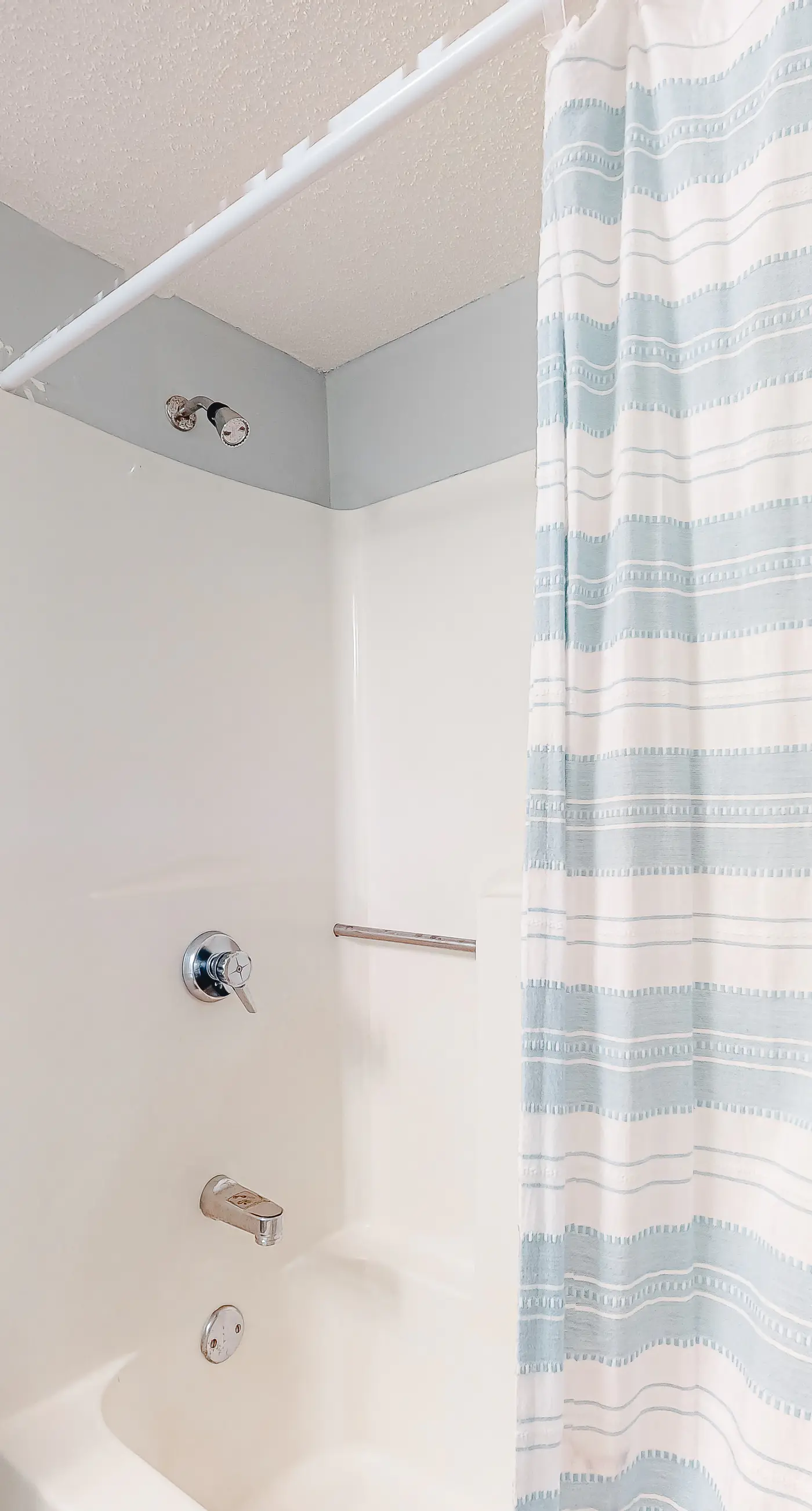 Beachfront condo with Gulf views, balcony, pool, hot tub, sauna & gym