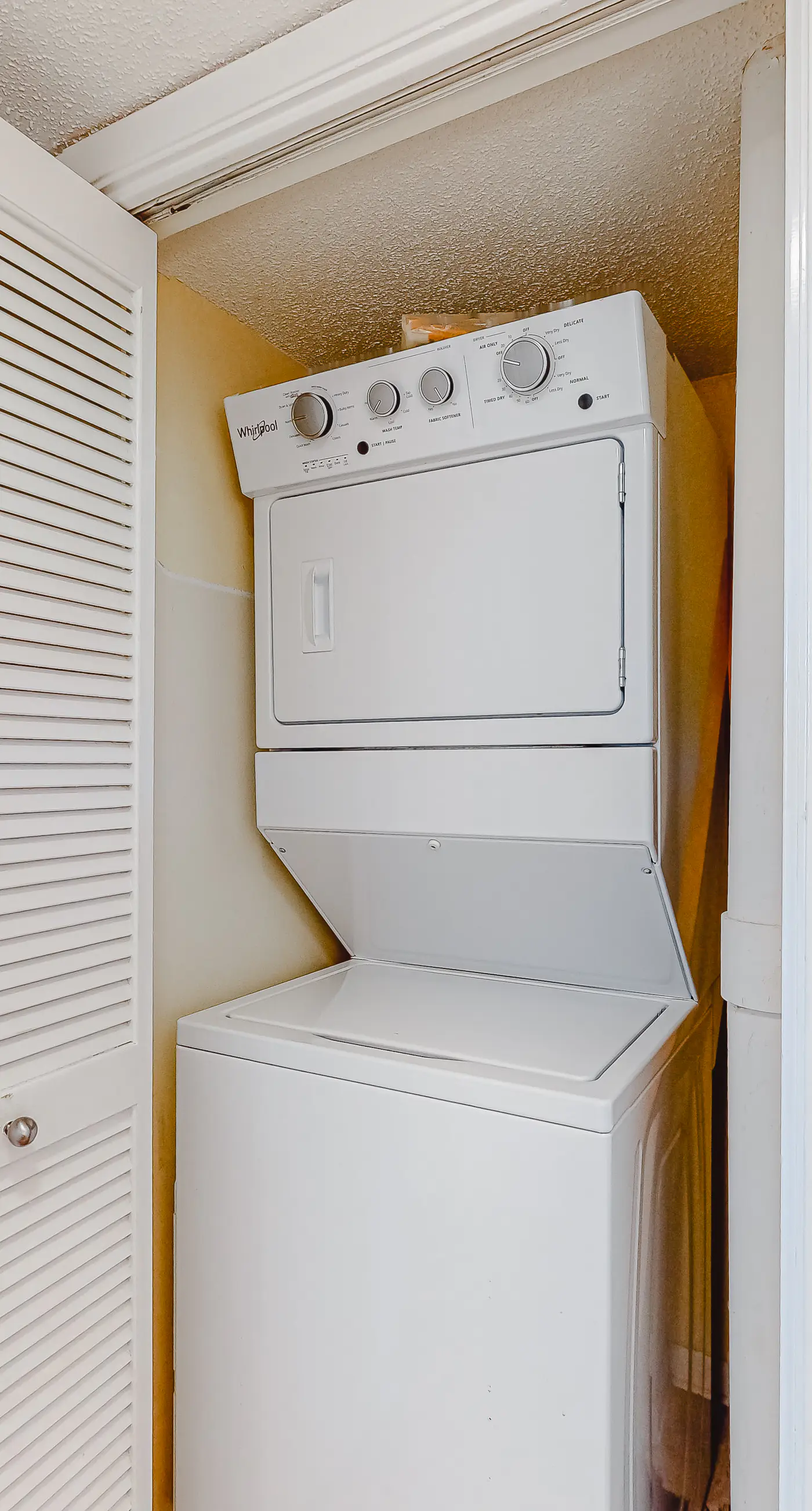 Beachfront condo with Gulf views, balcony, pool, hot tub, sauna & gym