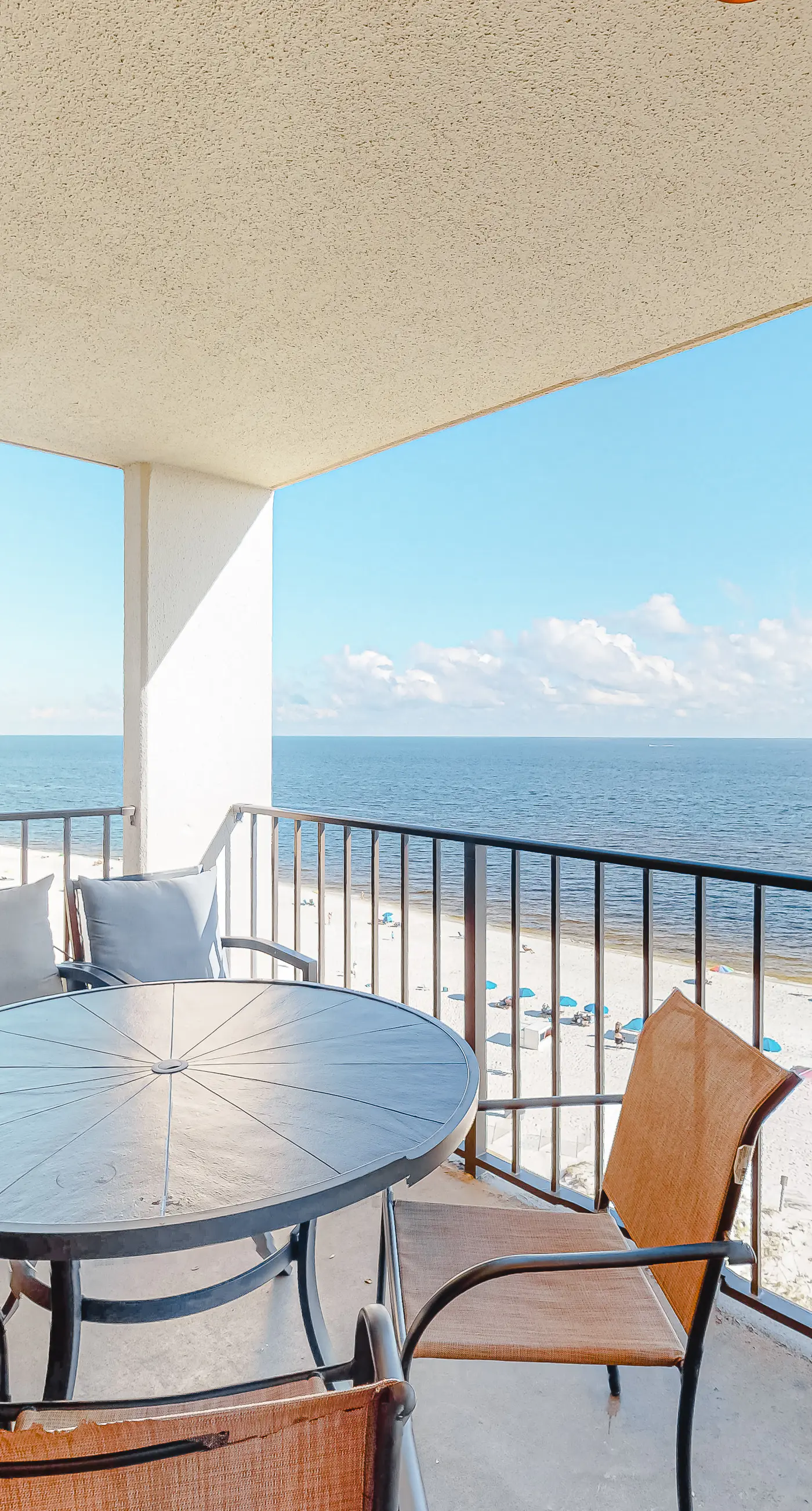 Beachfront condo with Gulf views, balcony, pool, hot tub, sauna & gym