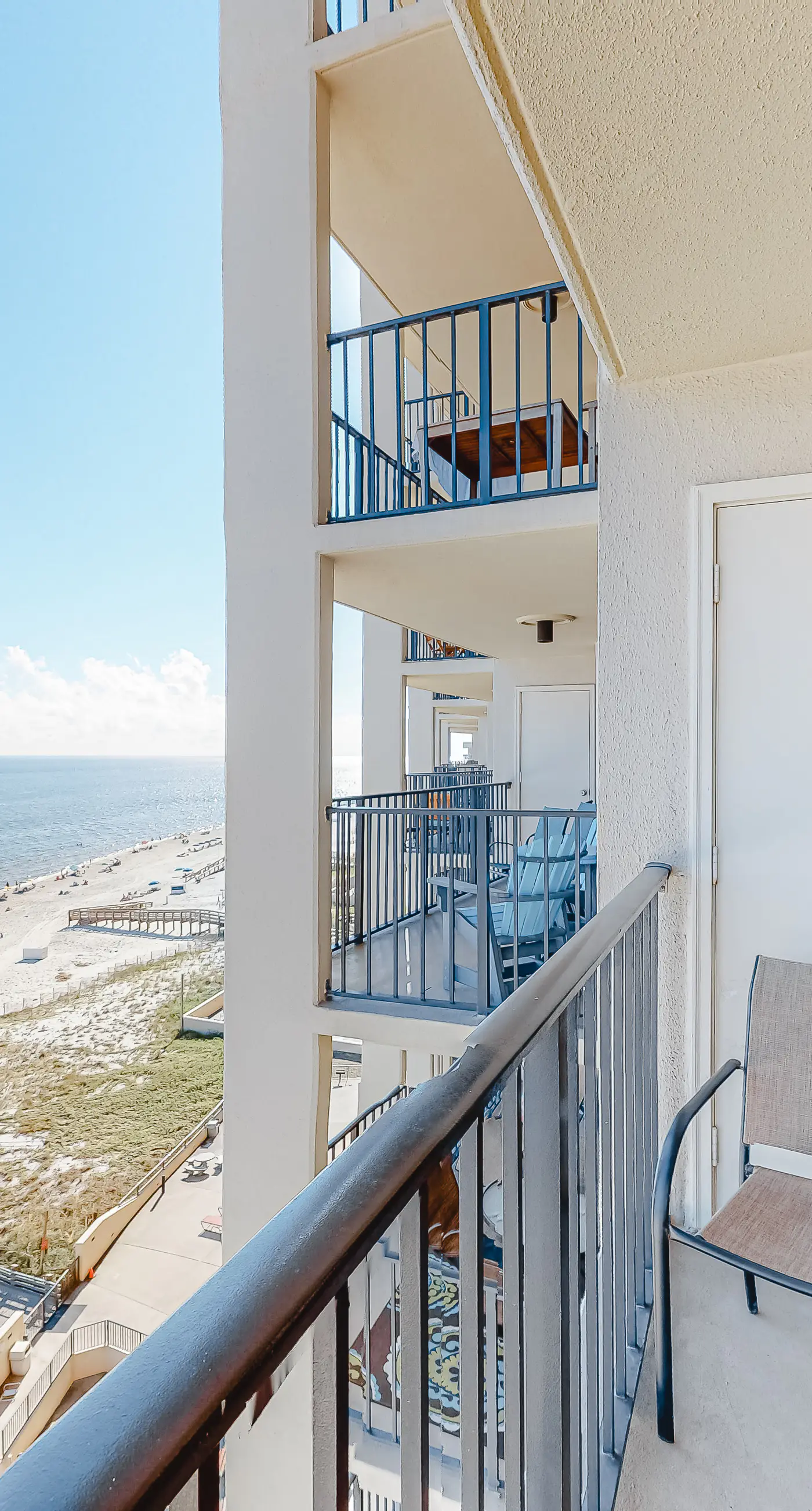 Beachfront condo with Gulf views, balcony, pool, hot tub, sauna & gym