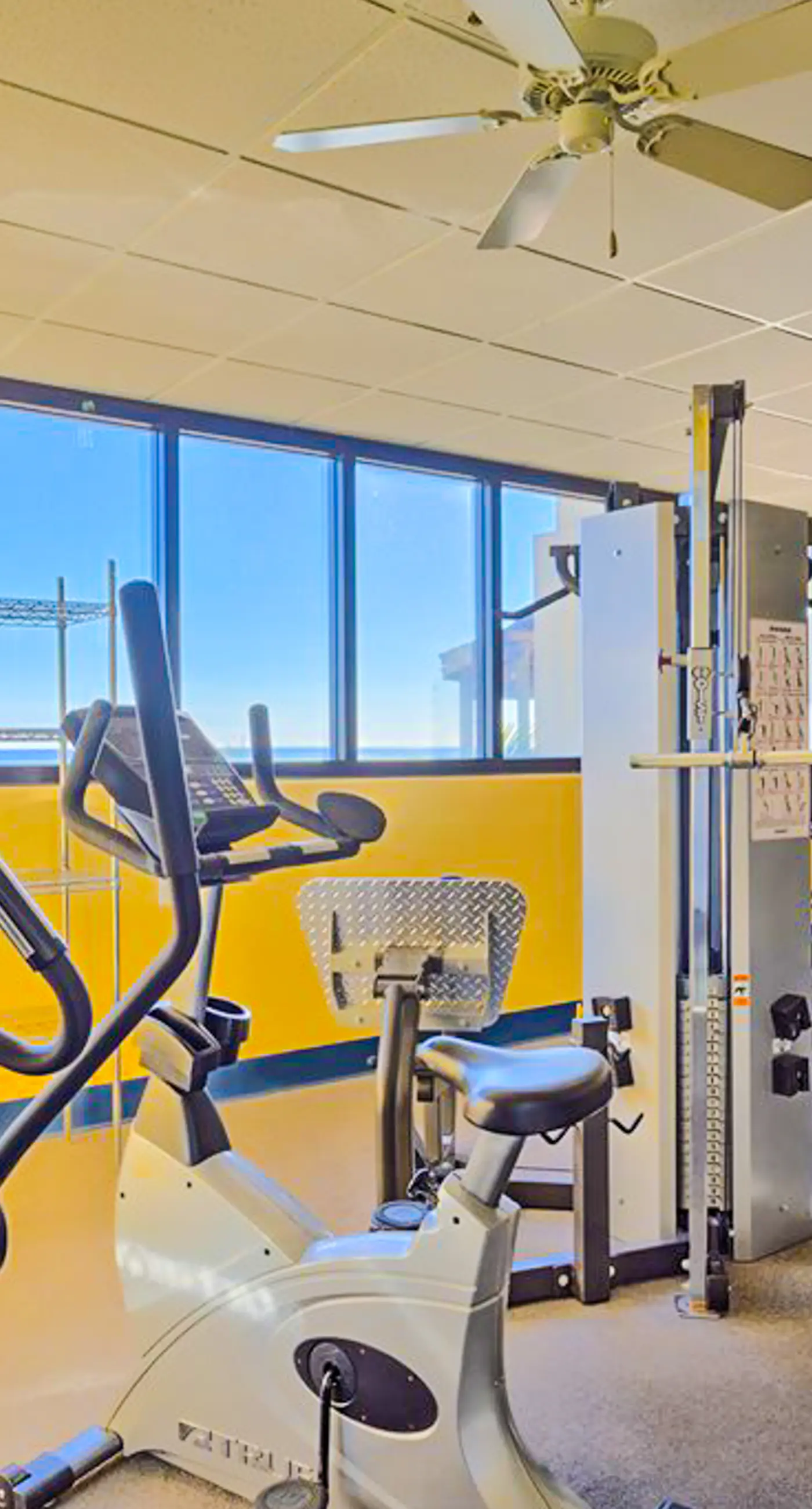 Beachfront condo with Gulf views, balcony, pool, hot tub, sauna & gym