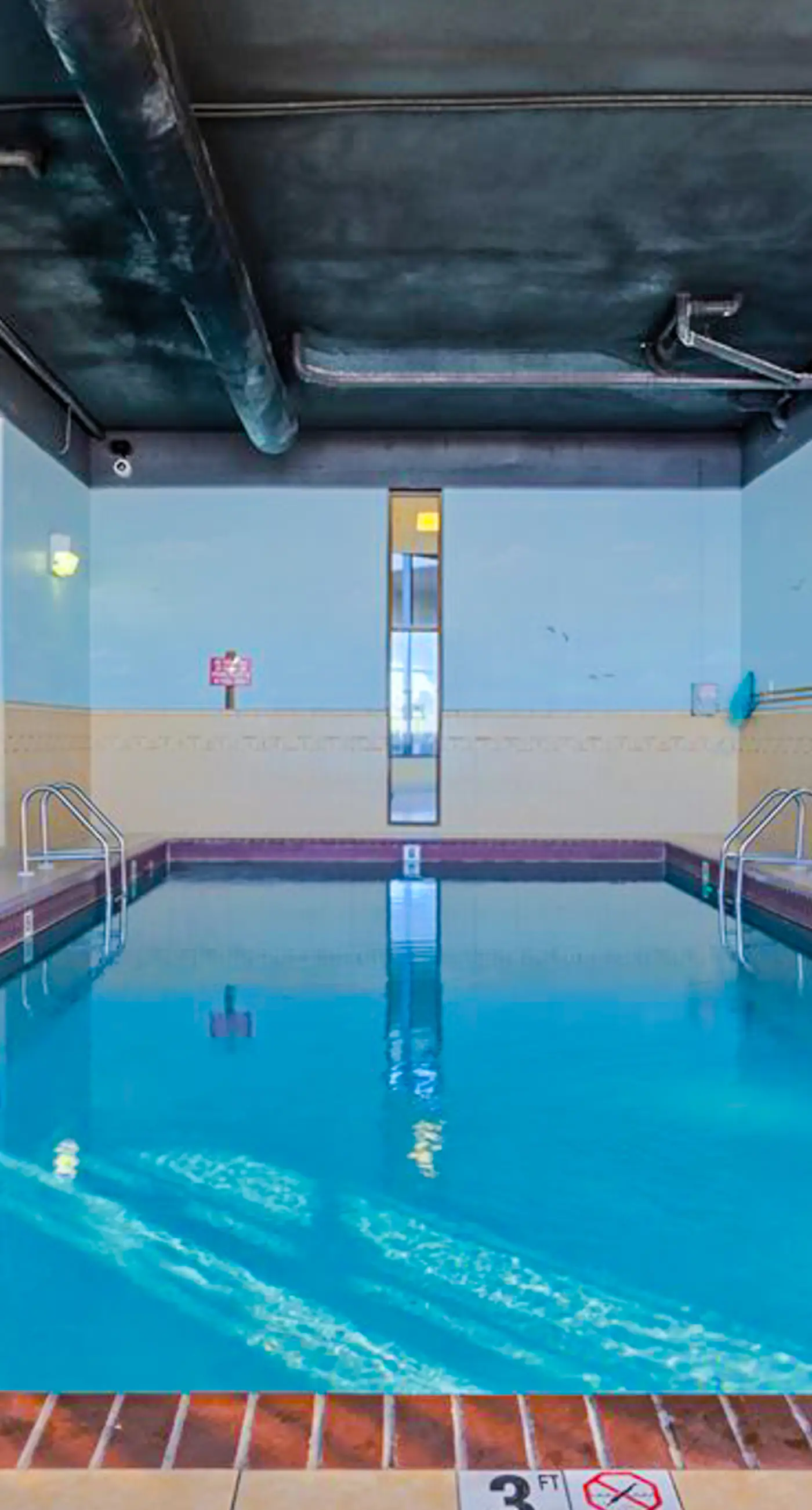 Beachfront condo with Gulf views, balcony, pool, hot tub, sauna & gym