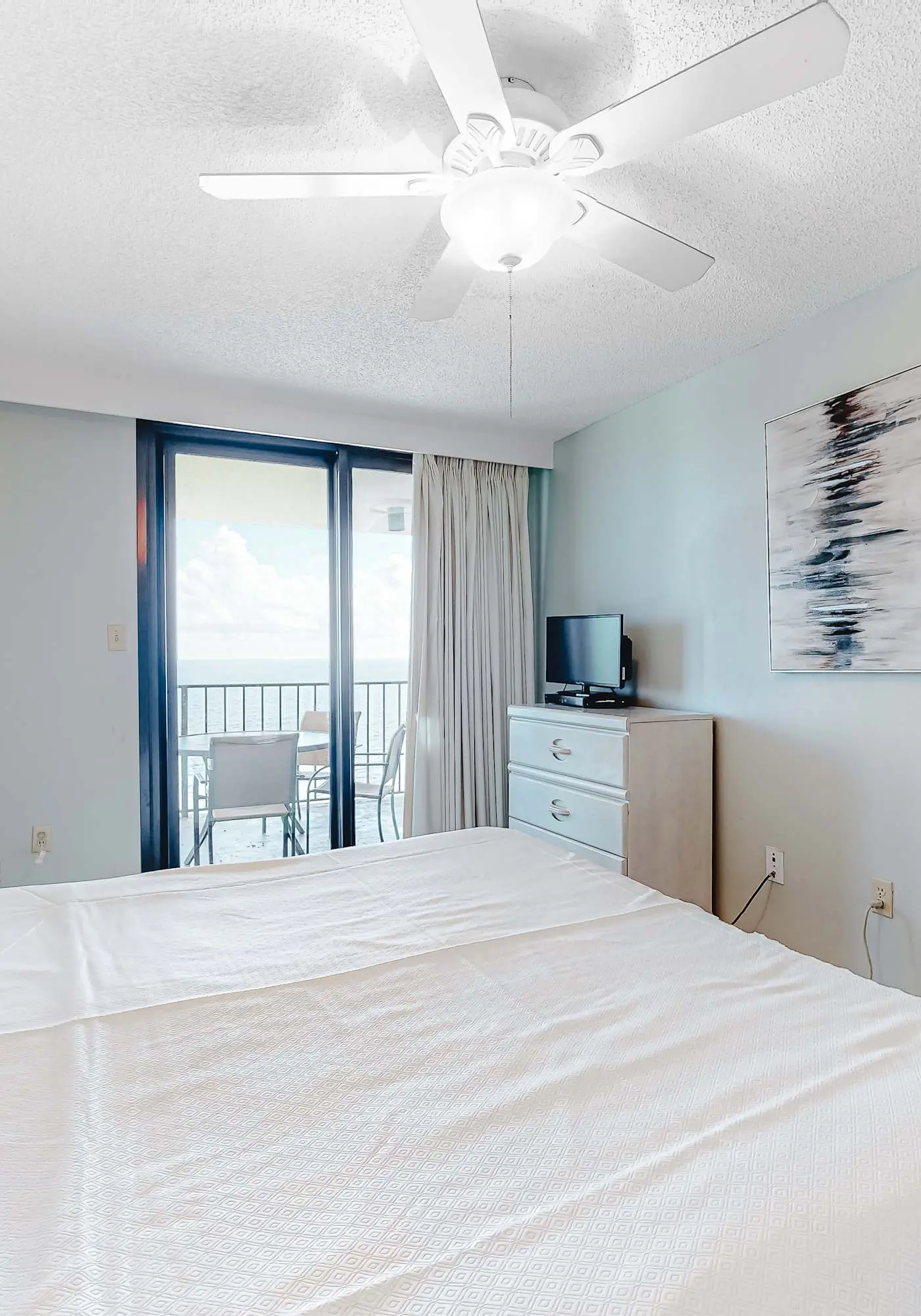 Beachfront condo with Gulf views, balcony, pool, hot tub, sauna & gym