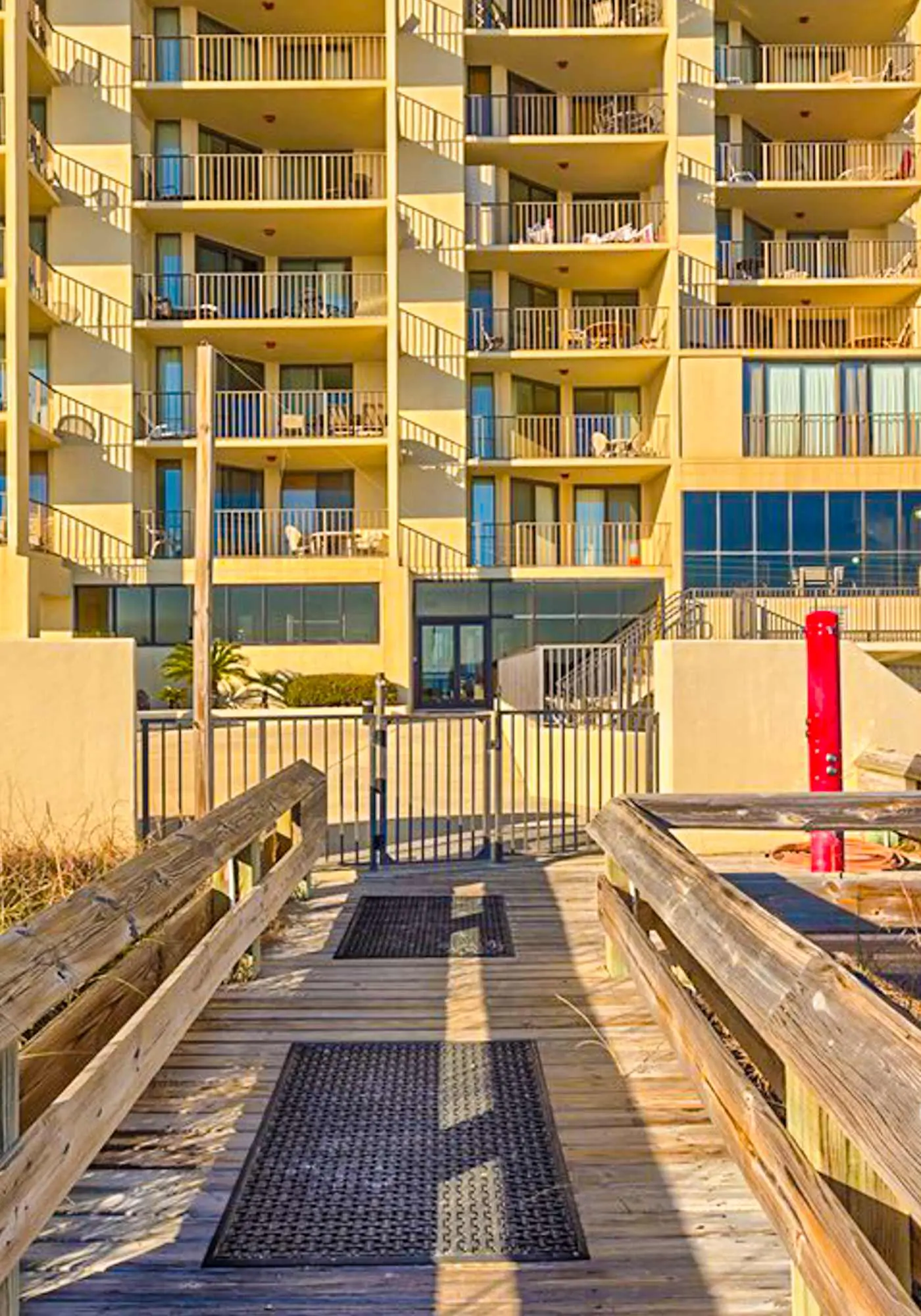 Beachfront condo with Gulf views, balcony, pool, hot tub, sauna & gym