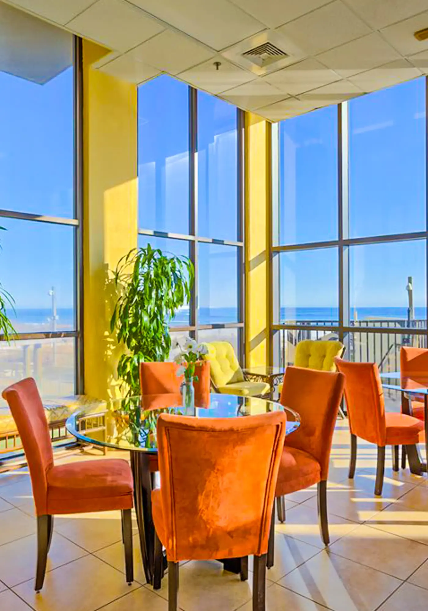 Beachfront condo with Gulf views, balcony, pool, hot tub, sauna & gym