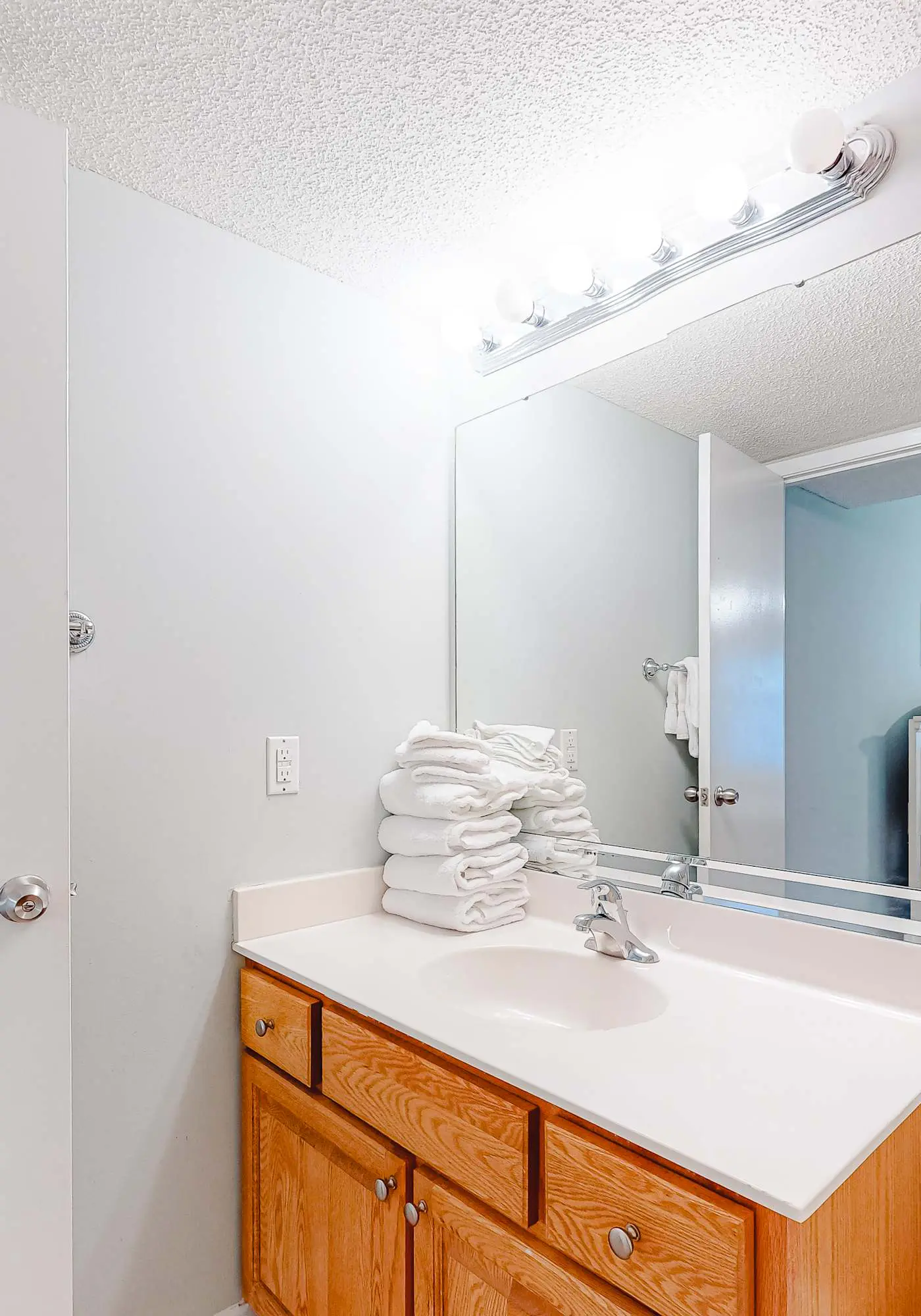 Beachfront condo with Gulf views, balcony, pool, hot tub, sauna & gym