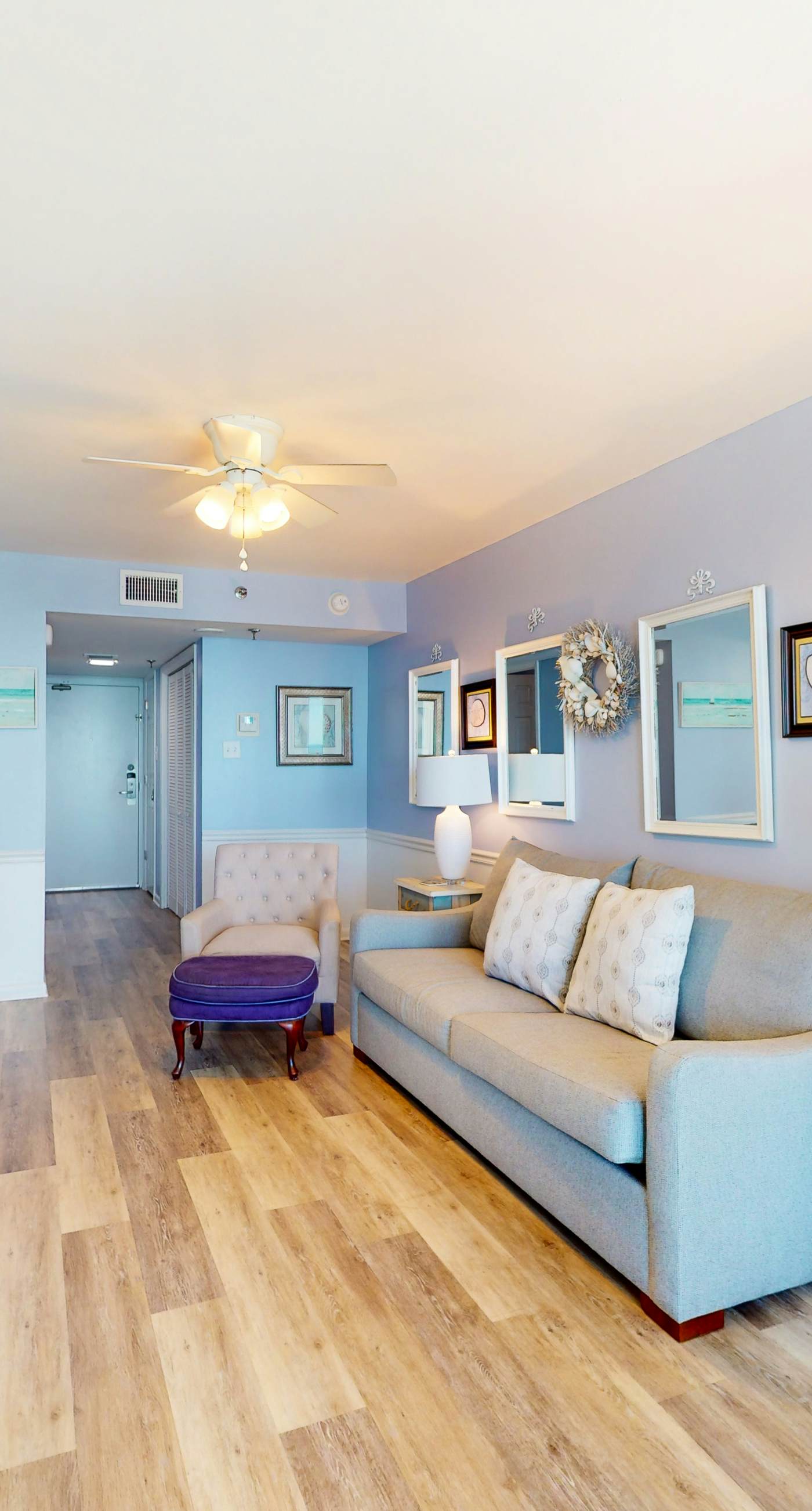 Beachfront condo with Gulf-view, balcony, pools, hot tub & tennis