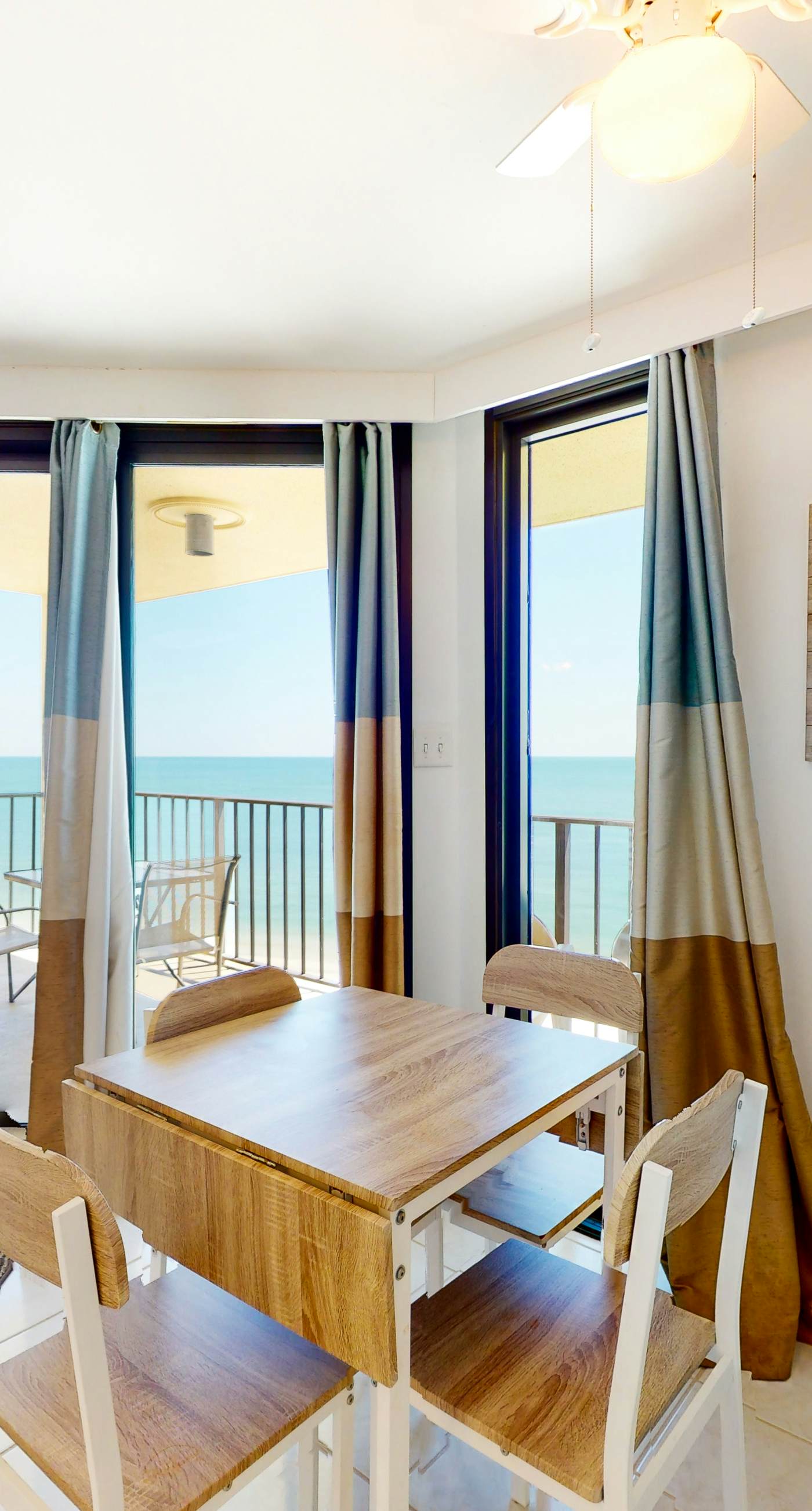 Beachfront condo with Gulf-view, balcony, pools, hot tub & tennis