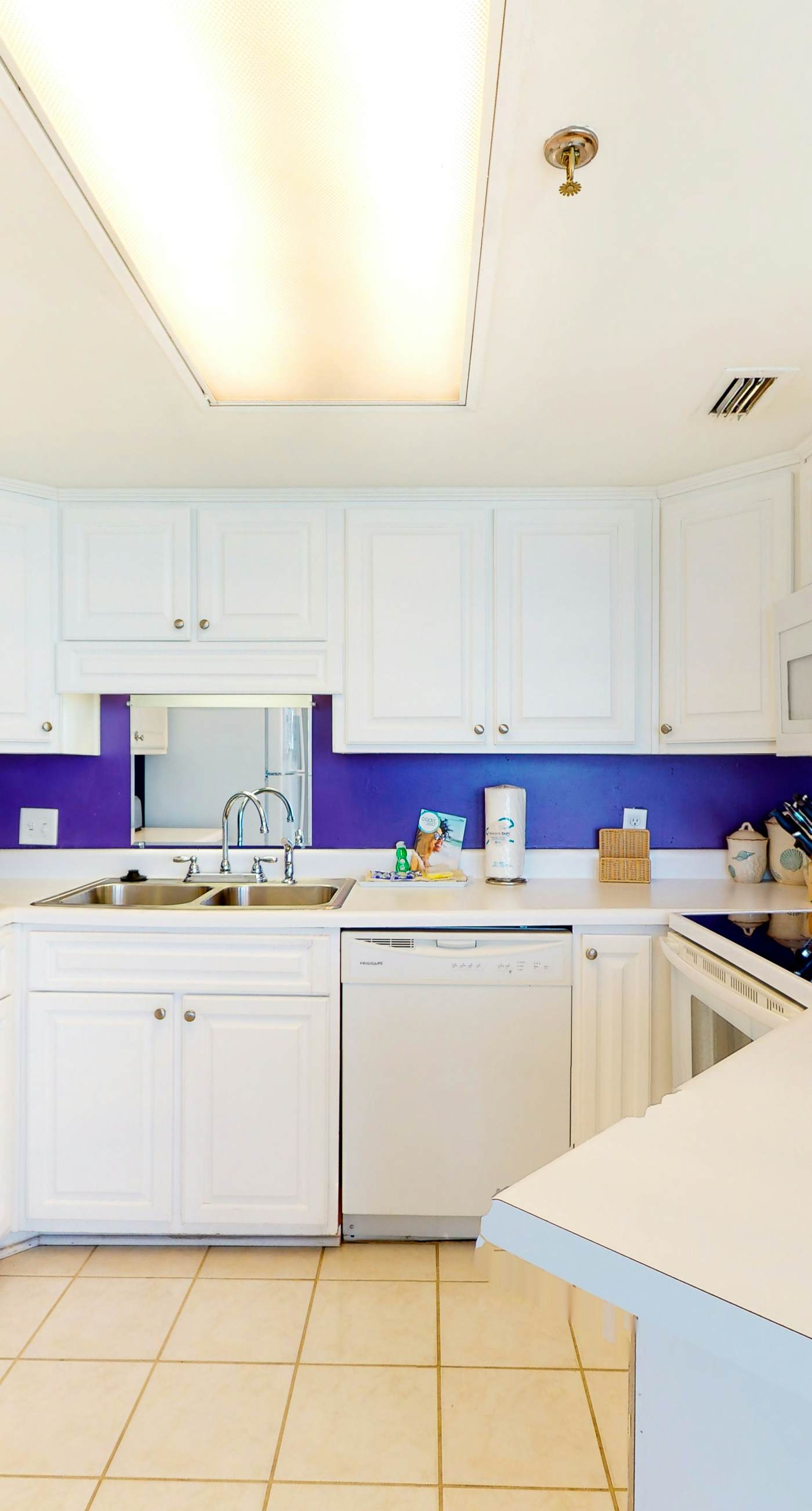 Beachfront condo with Gulf-view, balcony, pools, hot tub & tennis