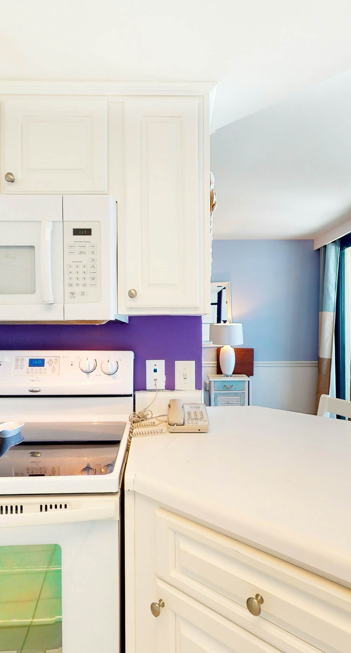 Beachfront condo with Gulf-view, balcony, pools, hot tub & tennis