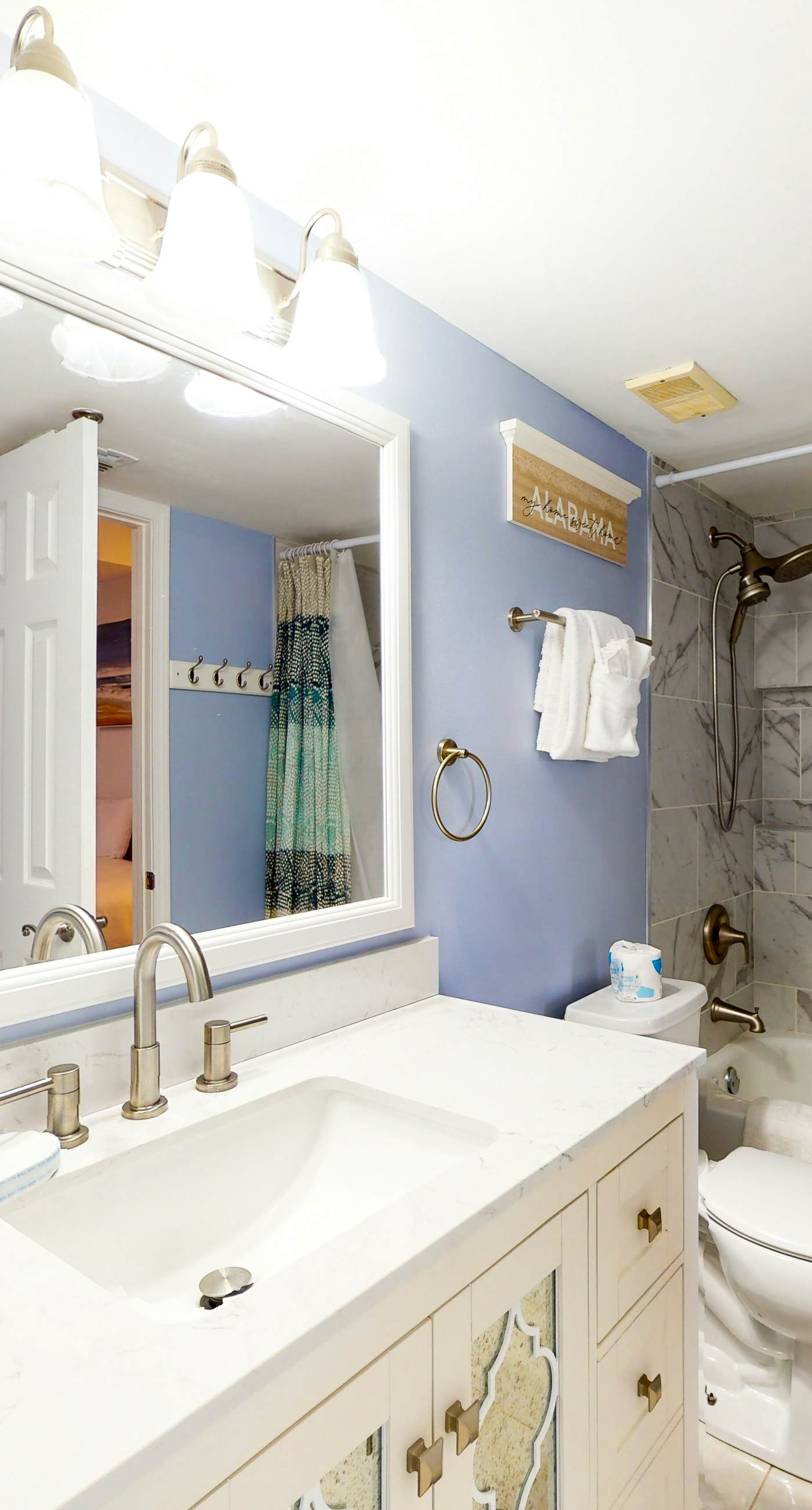 Beachfront condo with Gulf-view, balcony, pools, hot tub & tennis