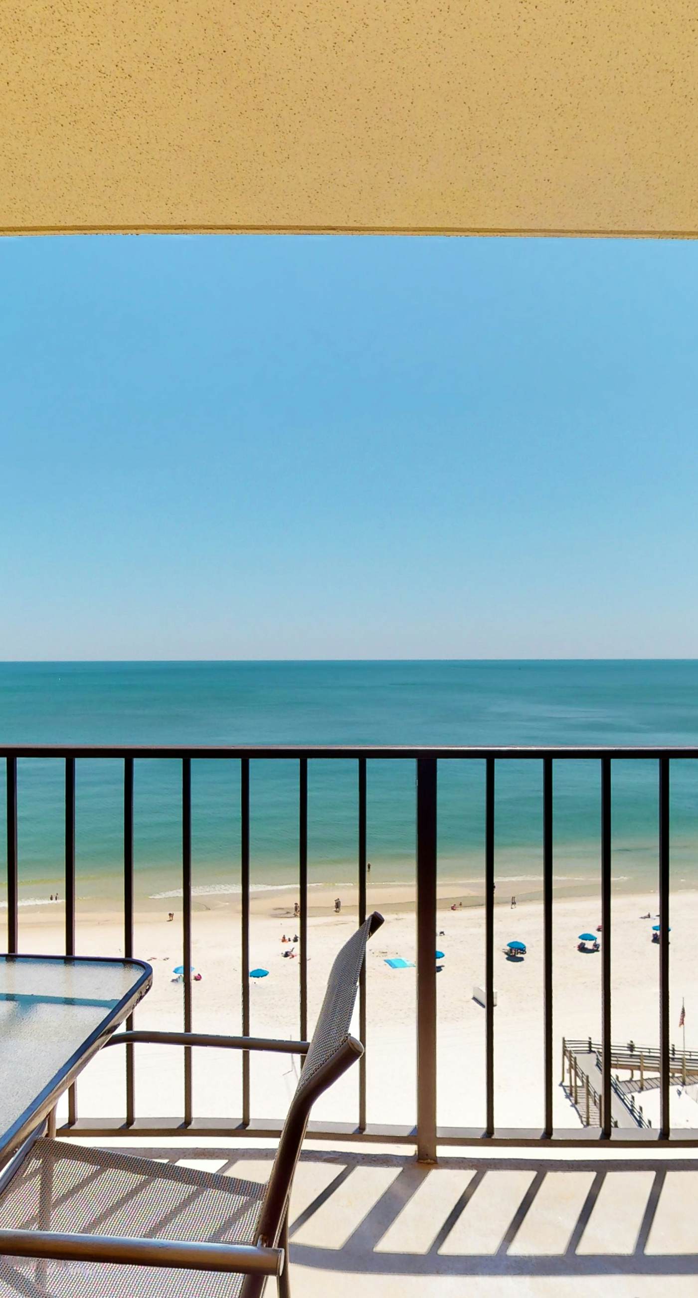 Beachfront condo with Gulf-view, balcony, pools, hot tub & tennis