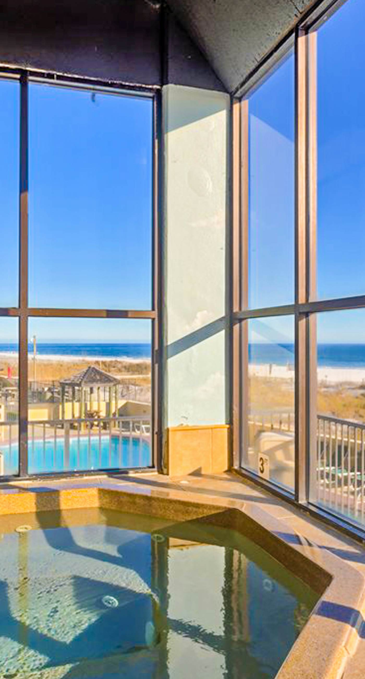 Beachfront condo with Gulf-view, balcony, pools, hot tub & tennis