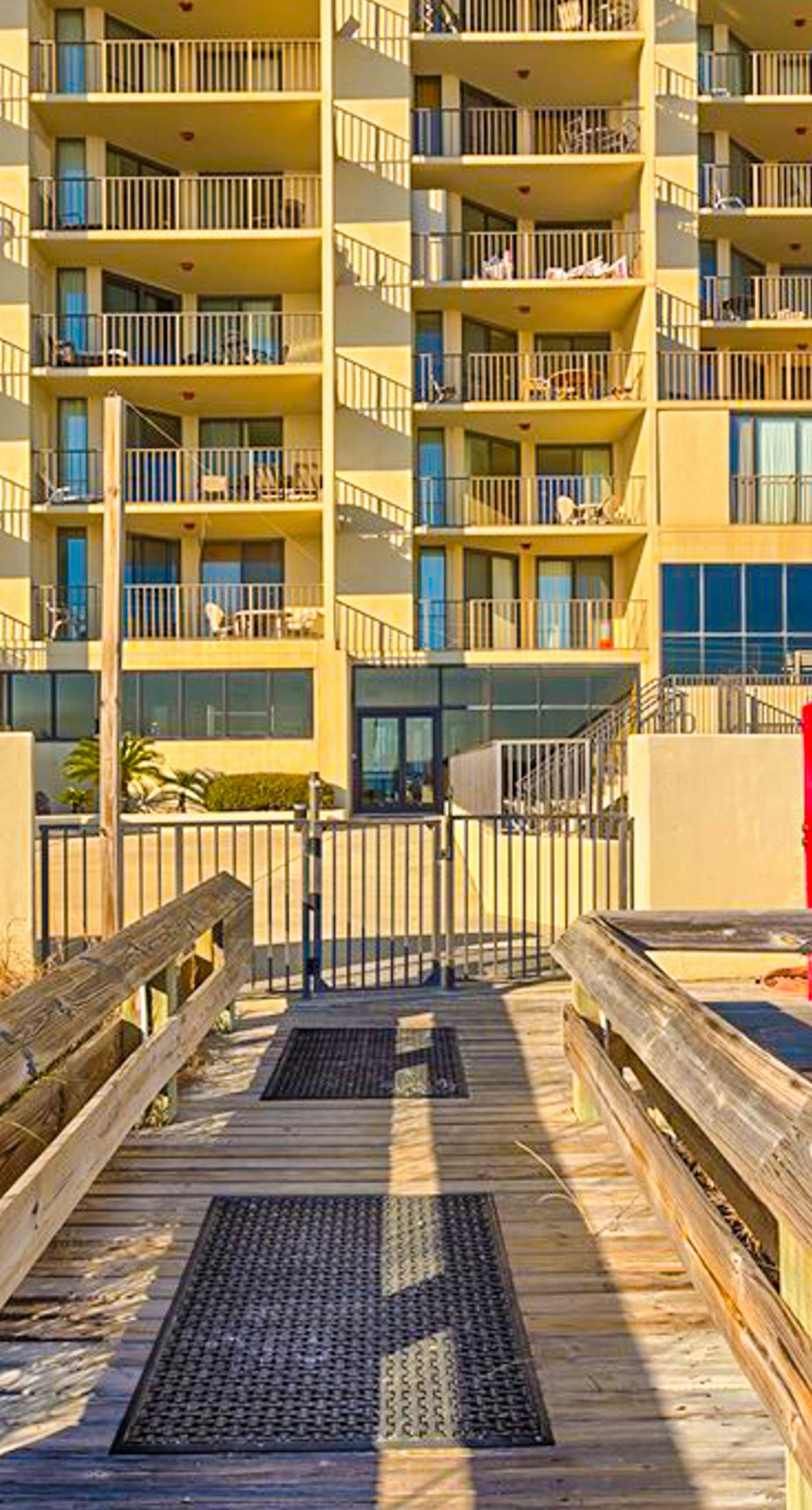 Beachfront condo with Gulf-view, balcony, pools, hot tub & tennis