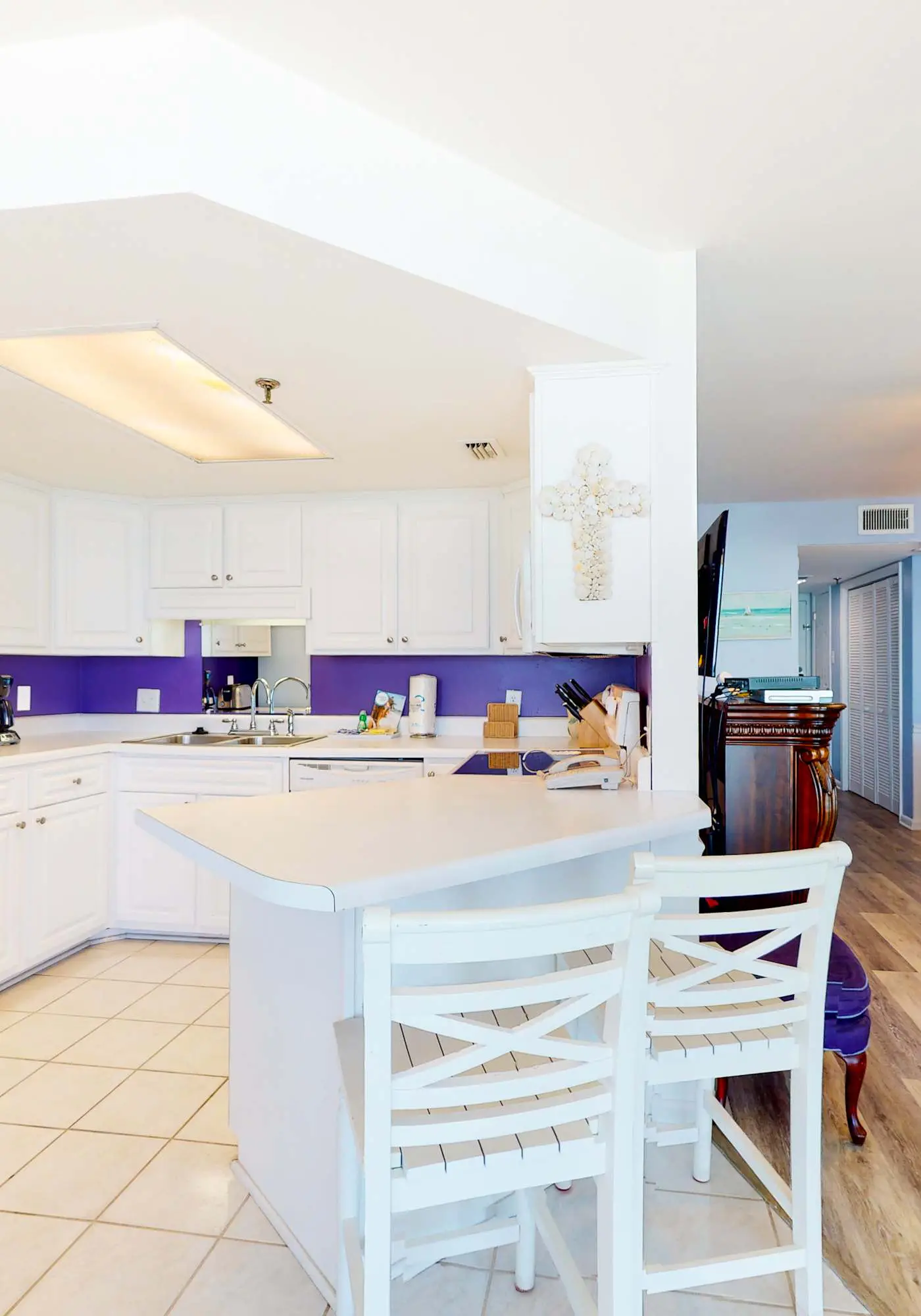 Beachfront condo with Gulf-view, balcony, pools, hot tub & tennis