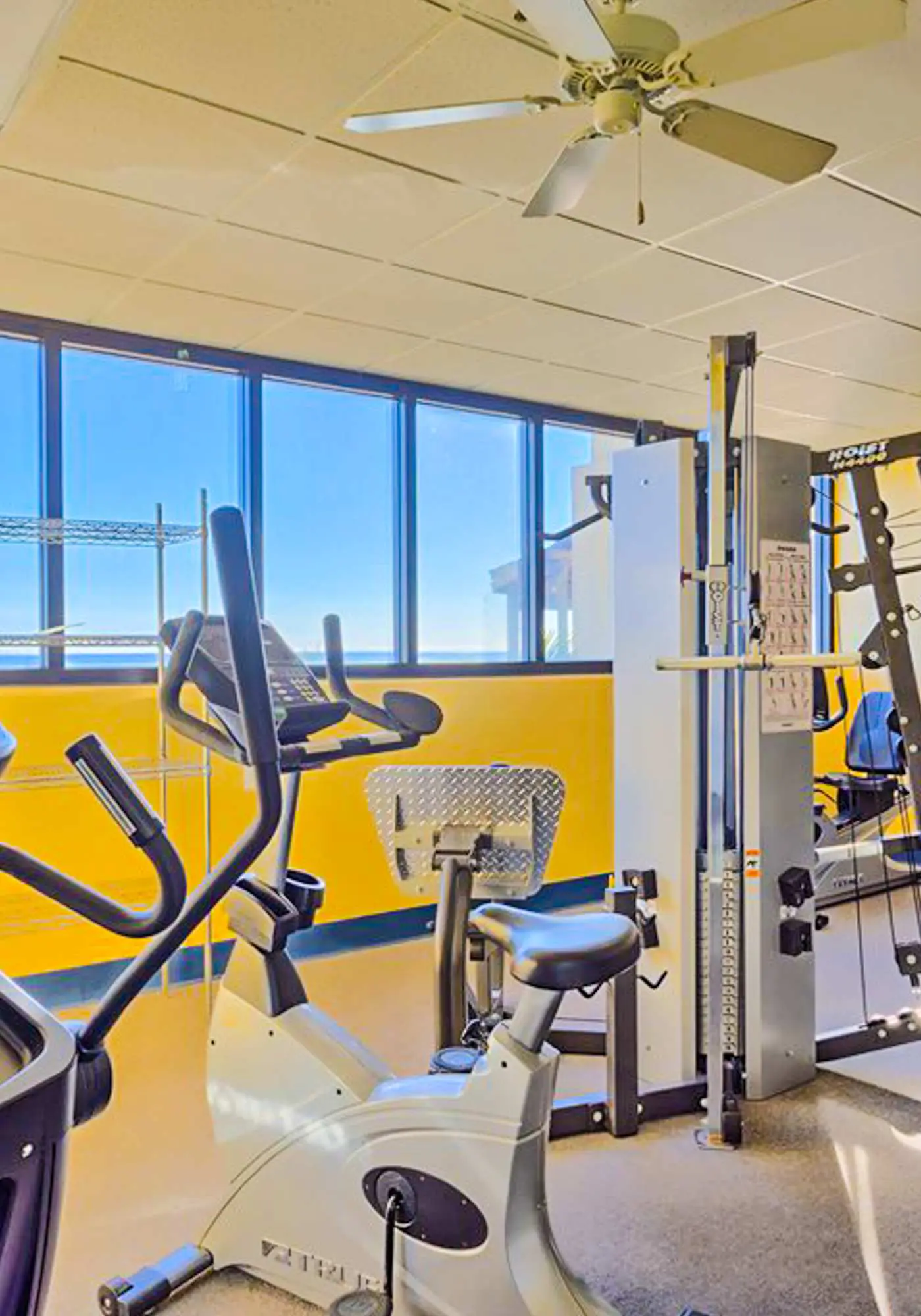 Beachfront condo with Gulf-view, balcony, pools, hot tub & tennis