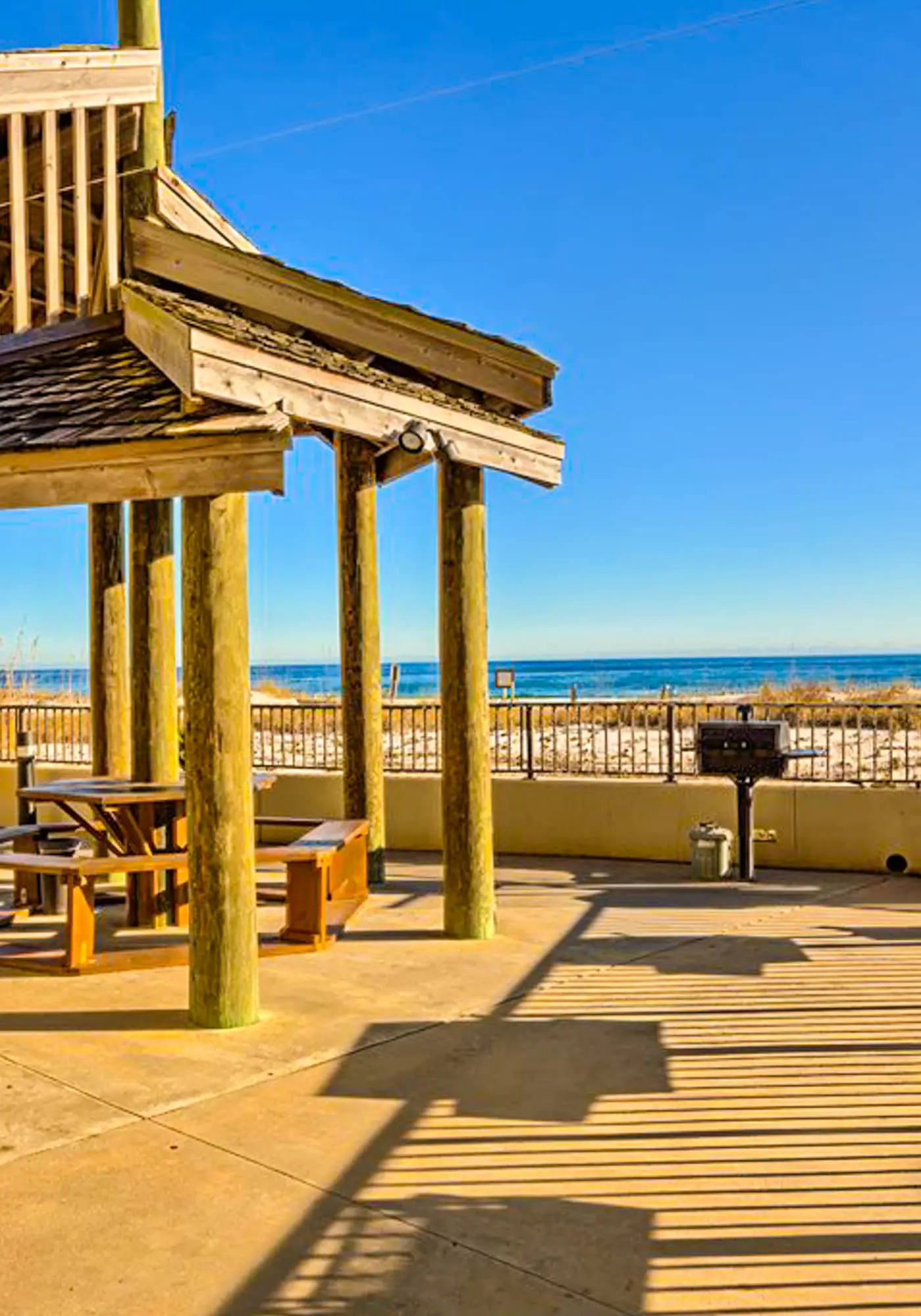 Beachfront condo with Gulf-view, balcony, pools, hot tub & tennis