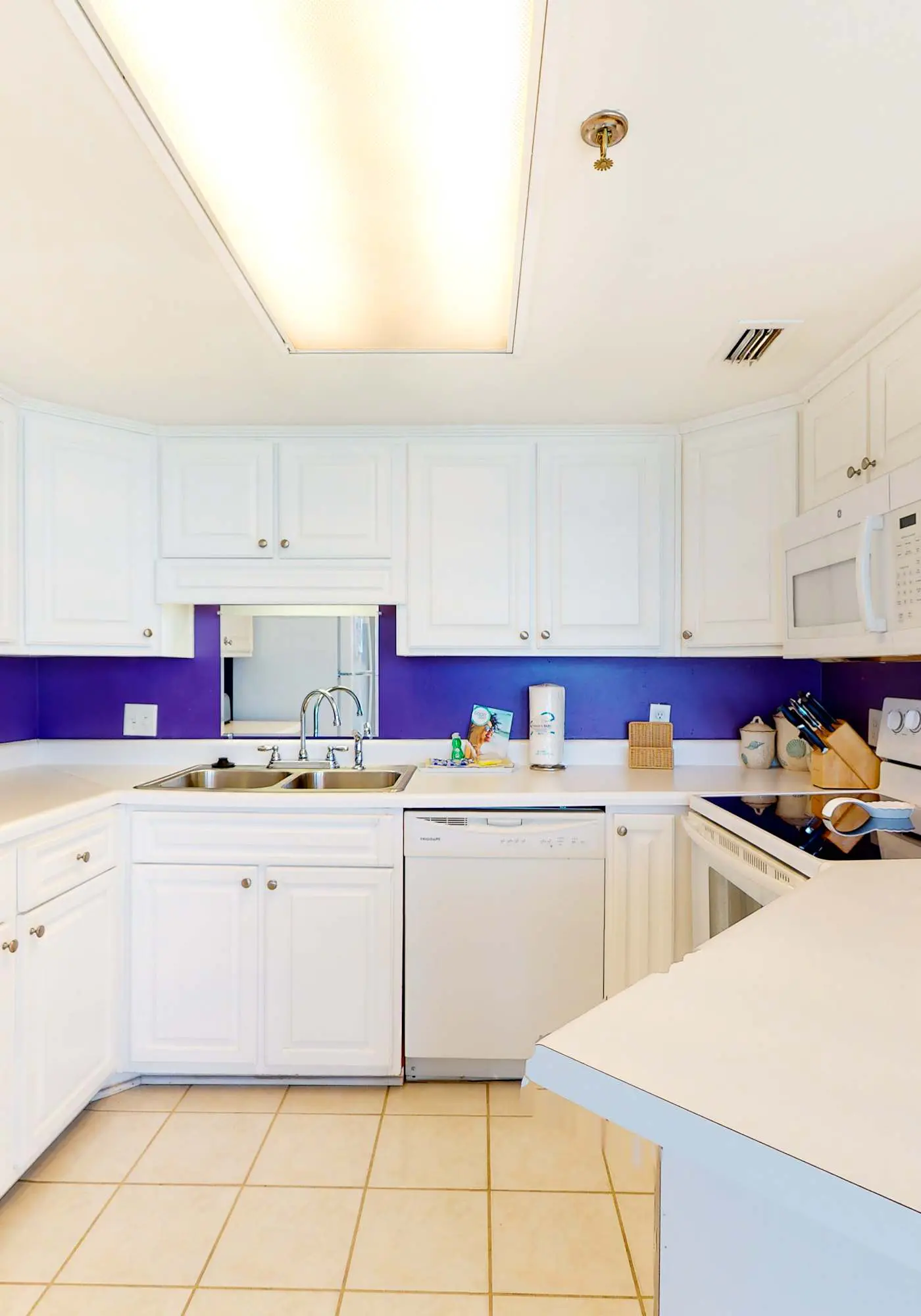 Beachfront condo with Gulf-view, balcony, pools, hot tub & tennis