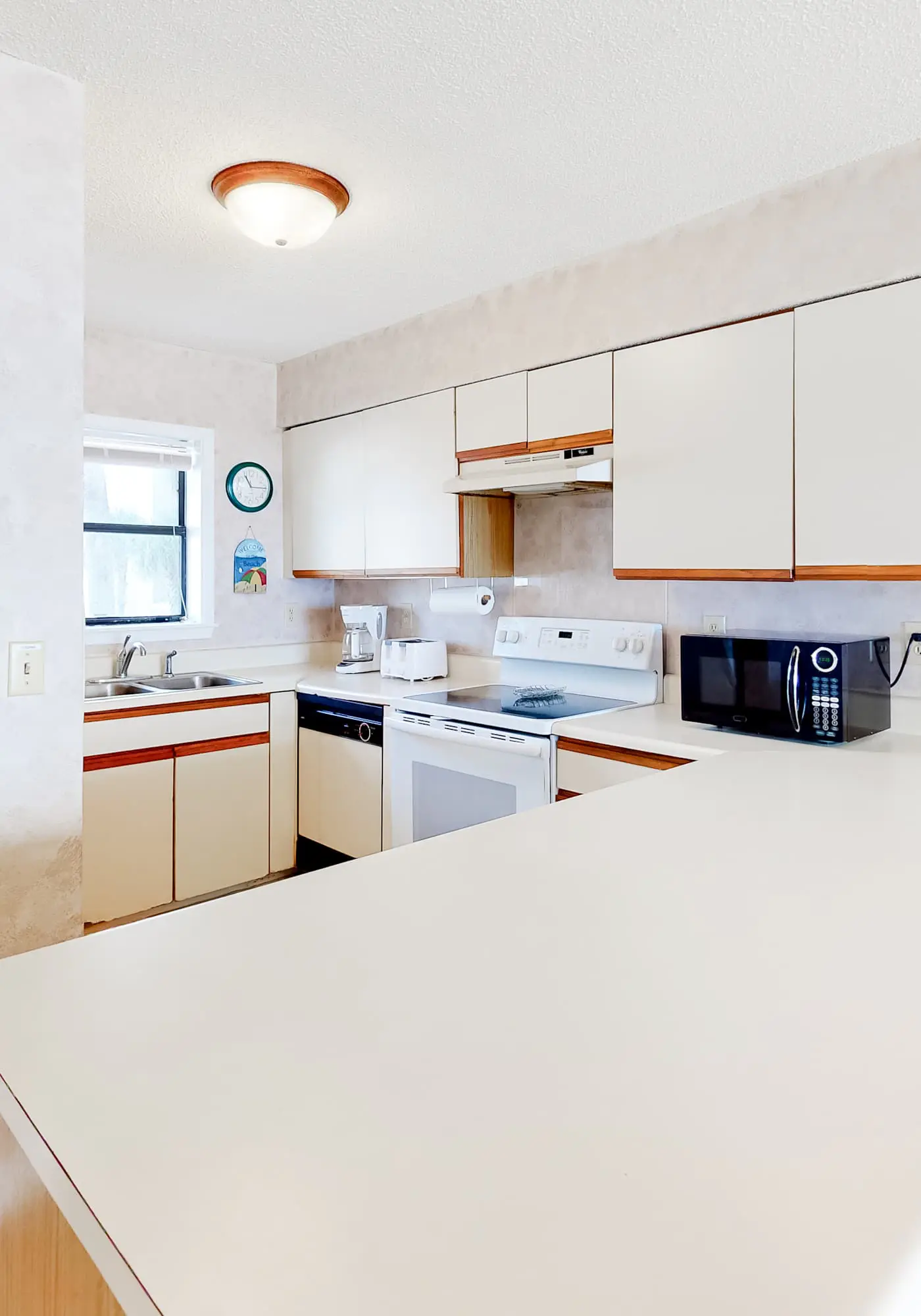 Gorgeous home in beachfront complex with pool, tennis court & WiFi