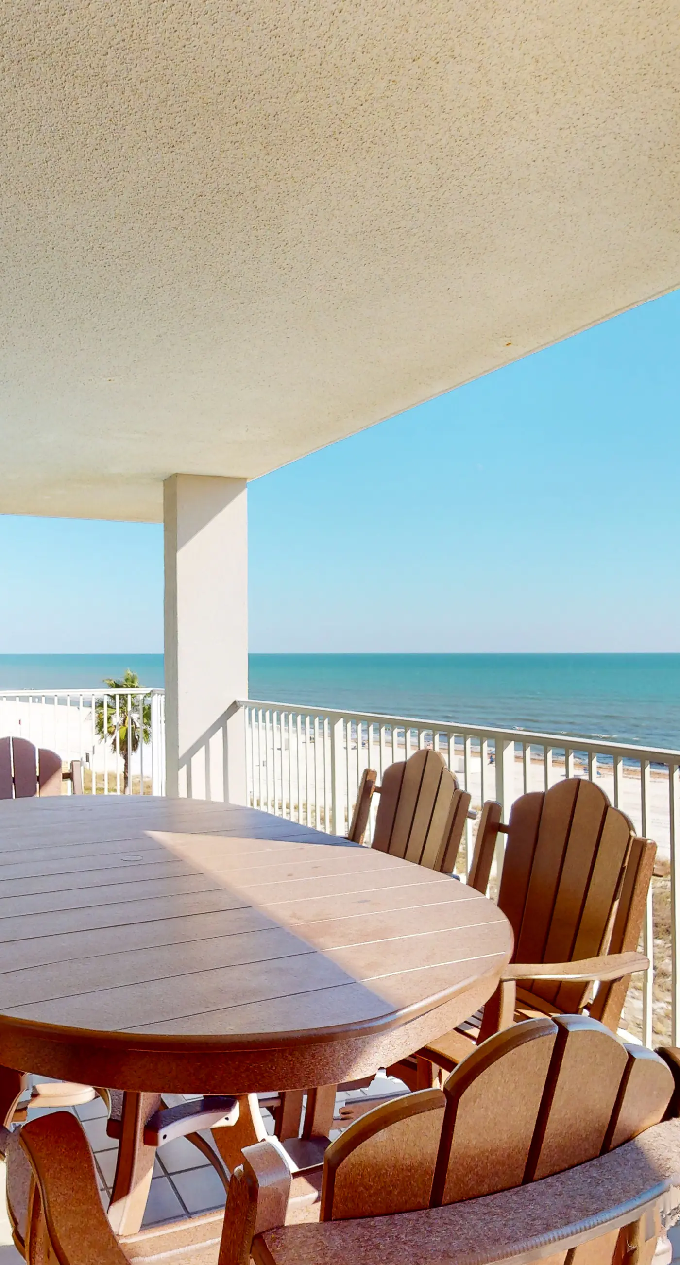 Snowbird-Friendly Gulf-Front Condo on 4th Floor wBalcony, Shared Pool, Hot Tub