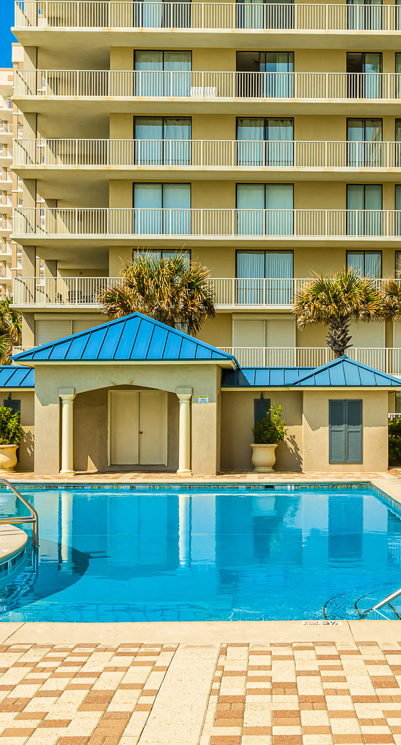 Snowbird-Friendly Gulf-Front Condo on 4th Floor wBalcony, Shared Pool, Hot Tub