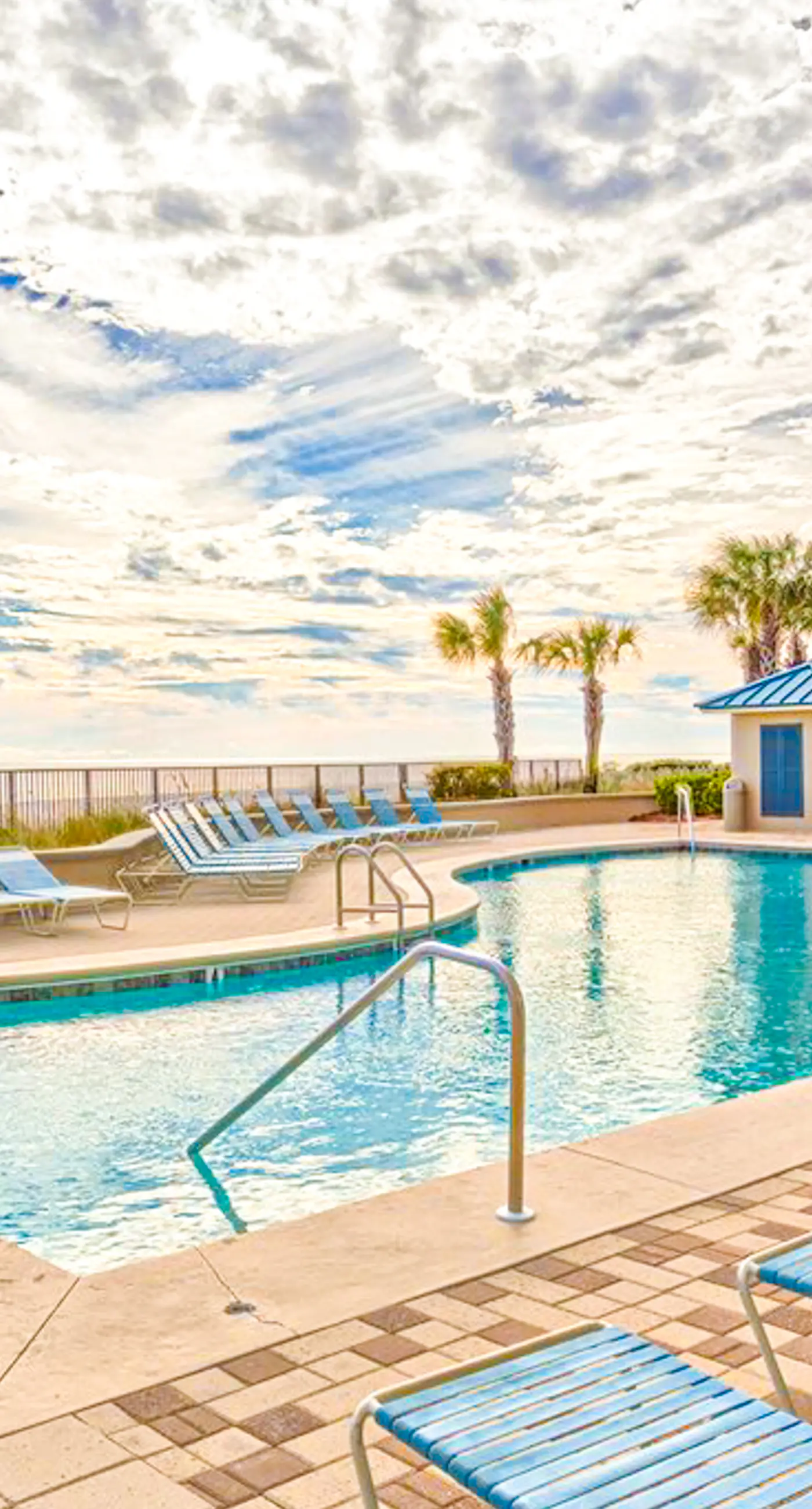 Snowbird-Friendly Gulf-Front Condo on 4th Floor wBalcony, Shared Pool, Hot Tub