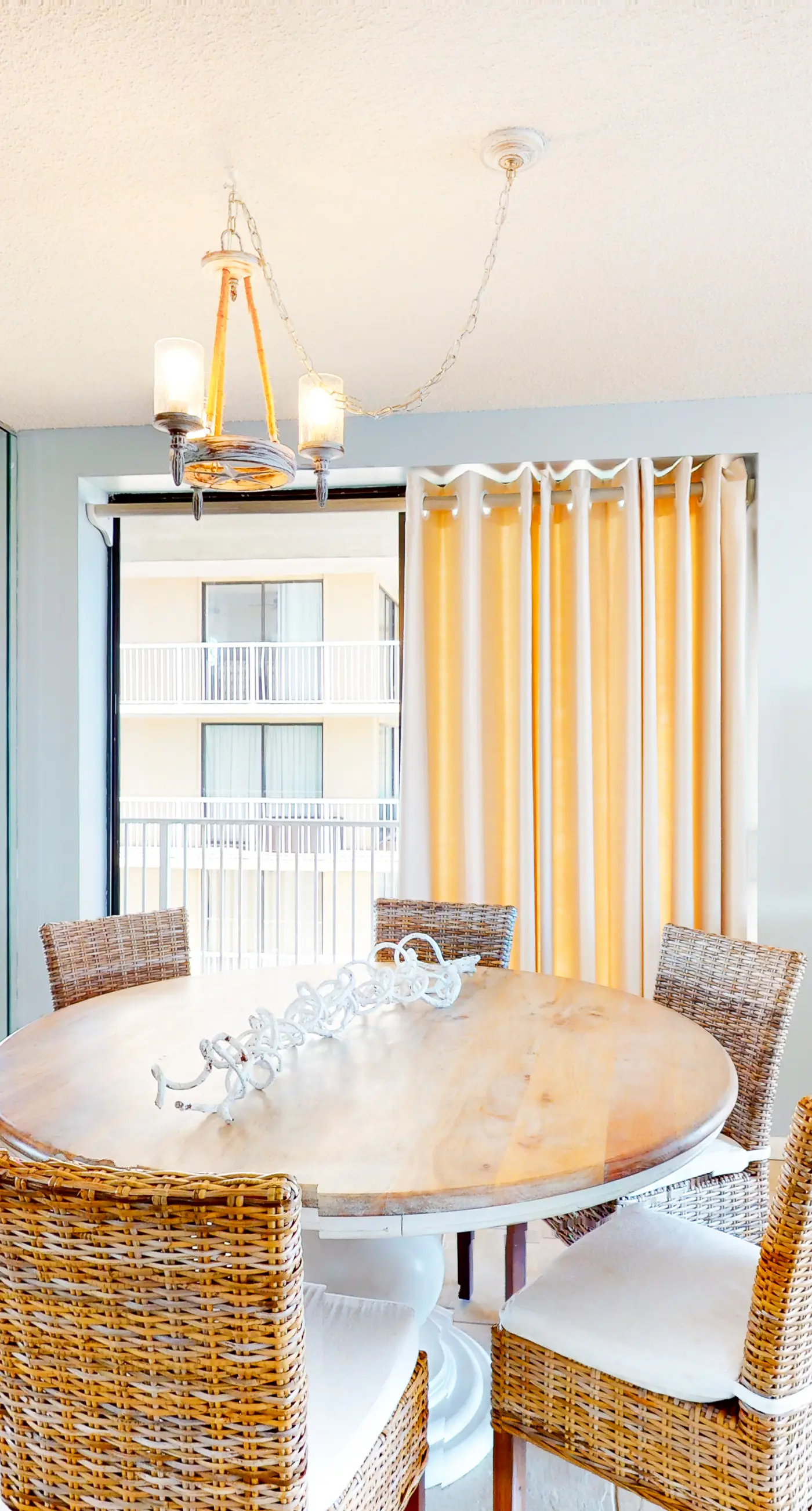 Snowbird-Friendly Gulf-Front Condo on 4th Floor wBalcony, Shared Pool, Hot Tub