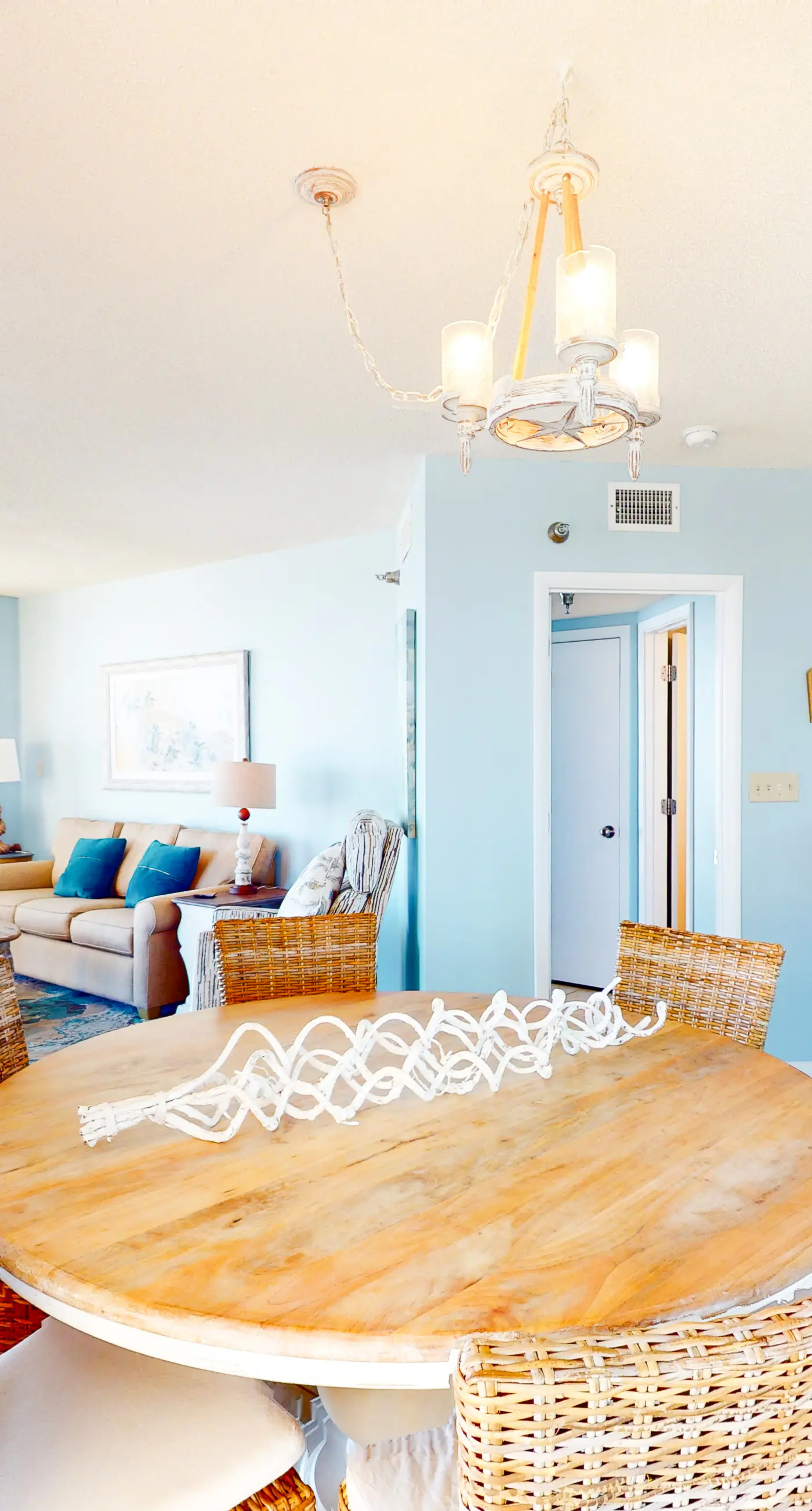 Snowbird-Friendly Gulf-Front Condo on 4th Floor wBalcony, Shared Pool, Hot Tub