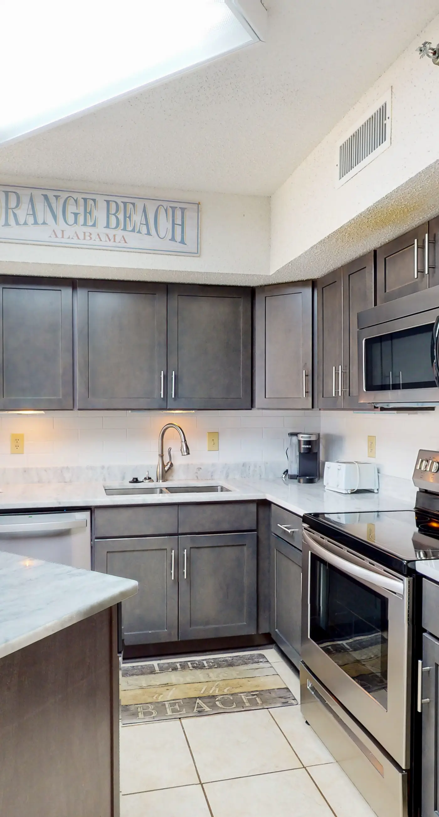 Snowbird-Friendly Gulf-Front Condo on 4th Floor wBalcony, Shared Pool, Hot Tub