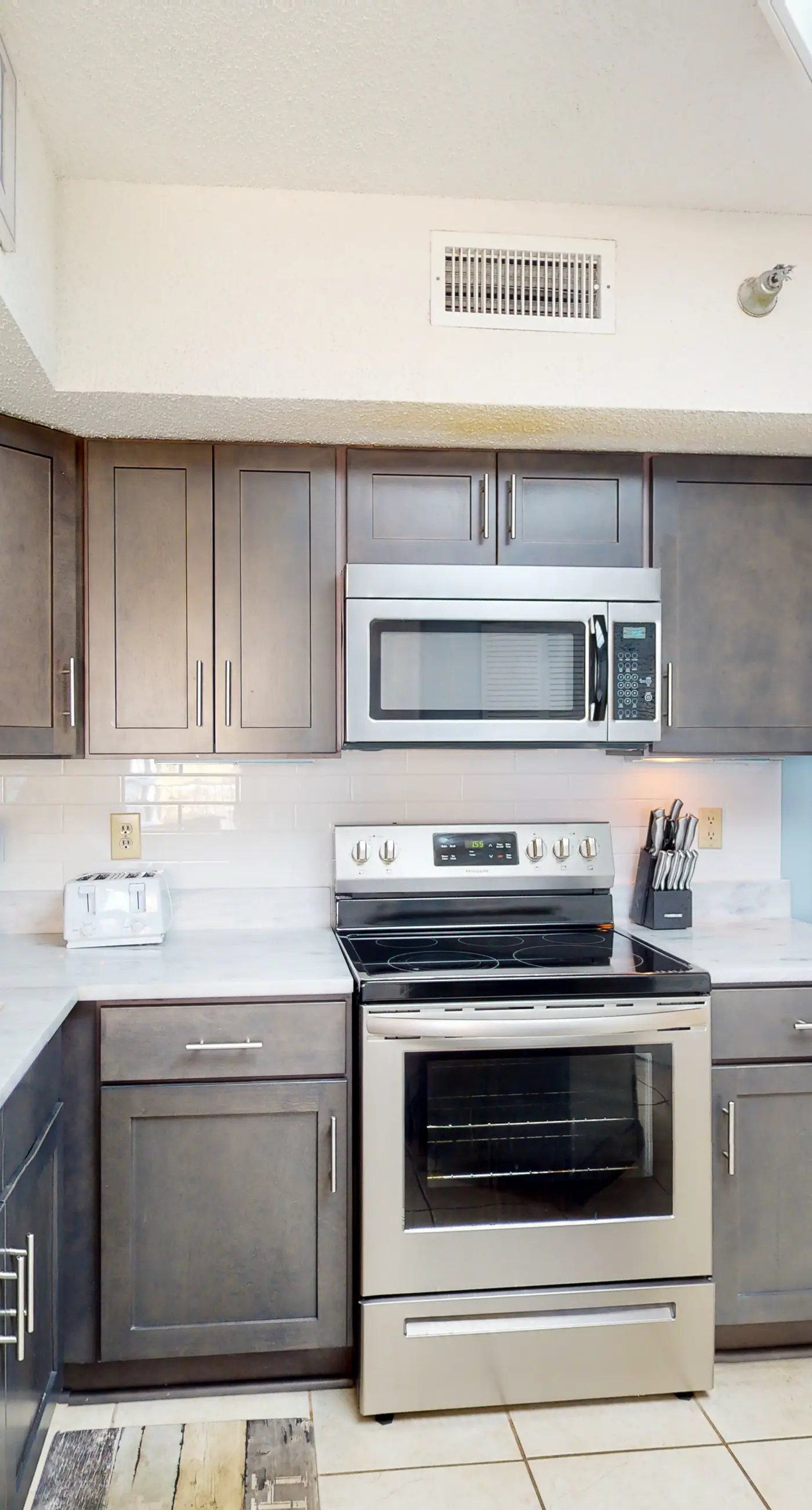 Snowbird-Friendly Gulf-Front Condo on 4th Floor wBalcony, Shared Pool, Hot Tub