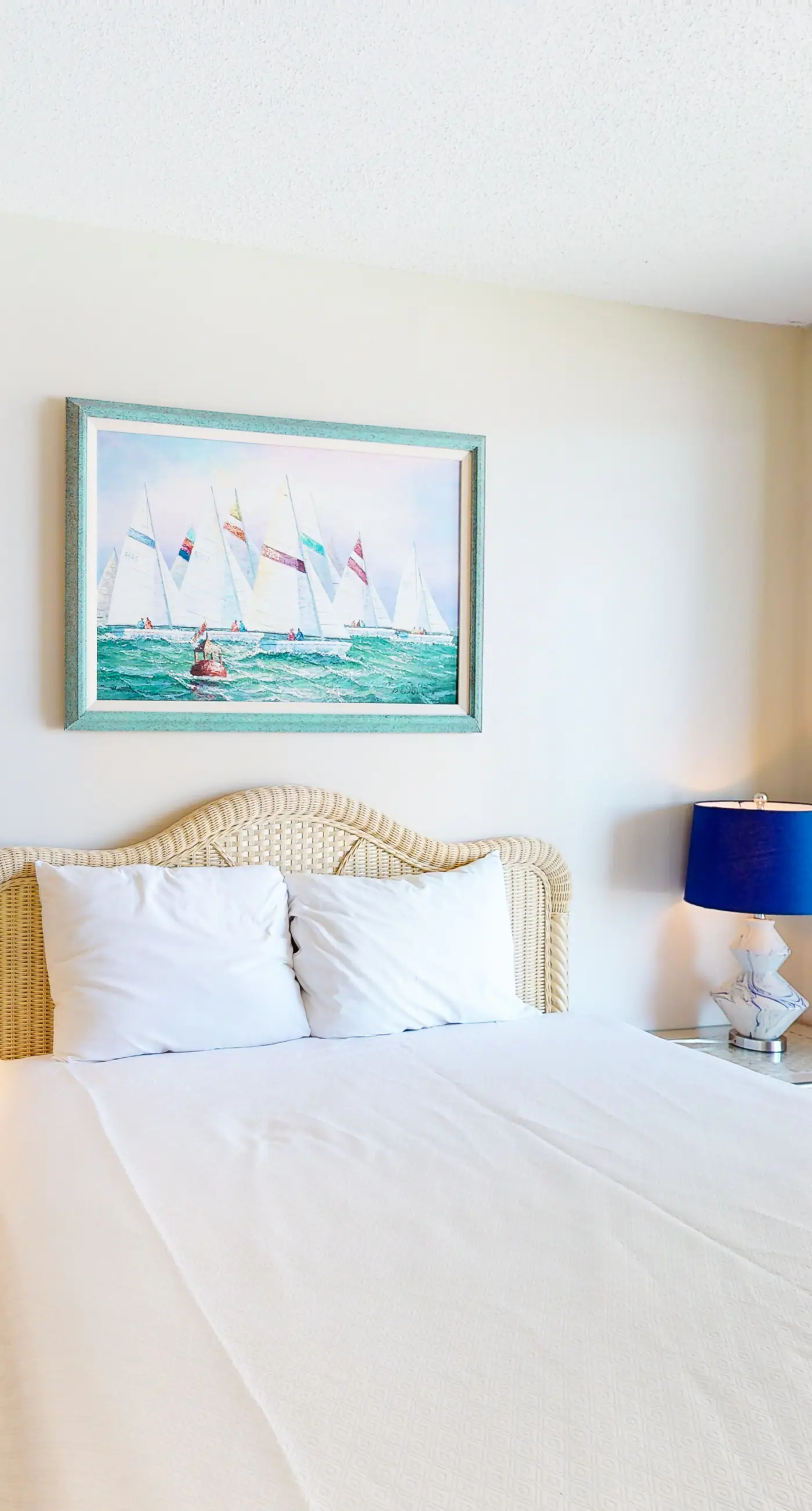 Snowbird-Friendly Gulf-Front Condo on 4th Floor wBalcony, Shared Pool, Hot Tub