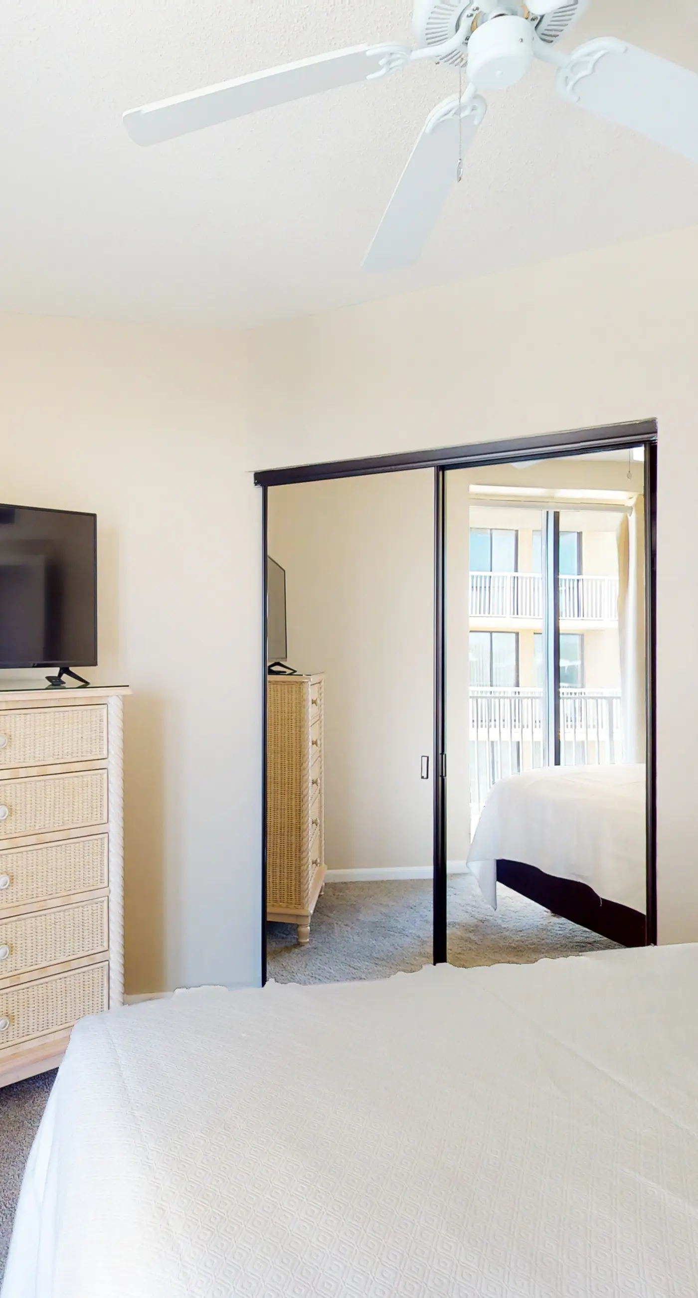 Snowbird-Friendly Gulf-Front Condo on 4th Floor wBalcony, Shared Pool, Hot Tub