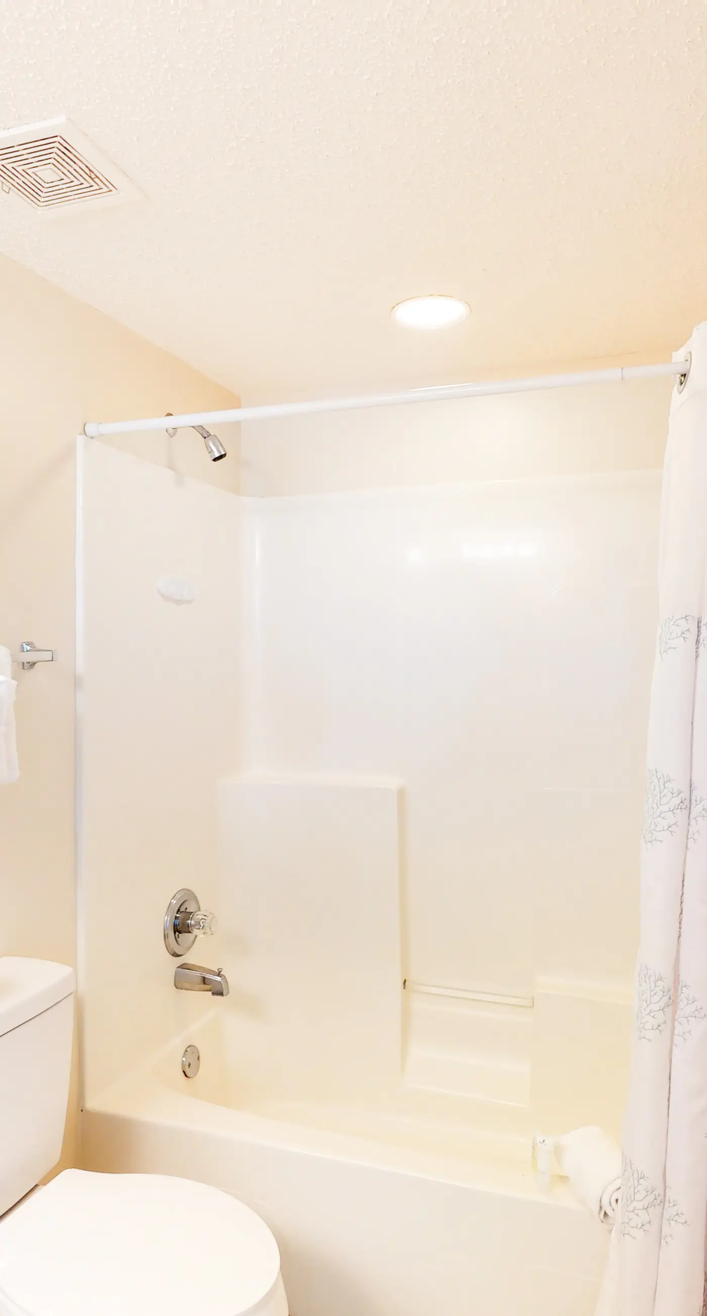 Snowbird-Friendly Gulf-Front Condo on 4th Floor wBalcony, Shared Pool, Hot Tub