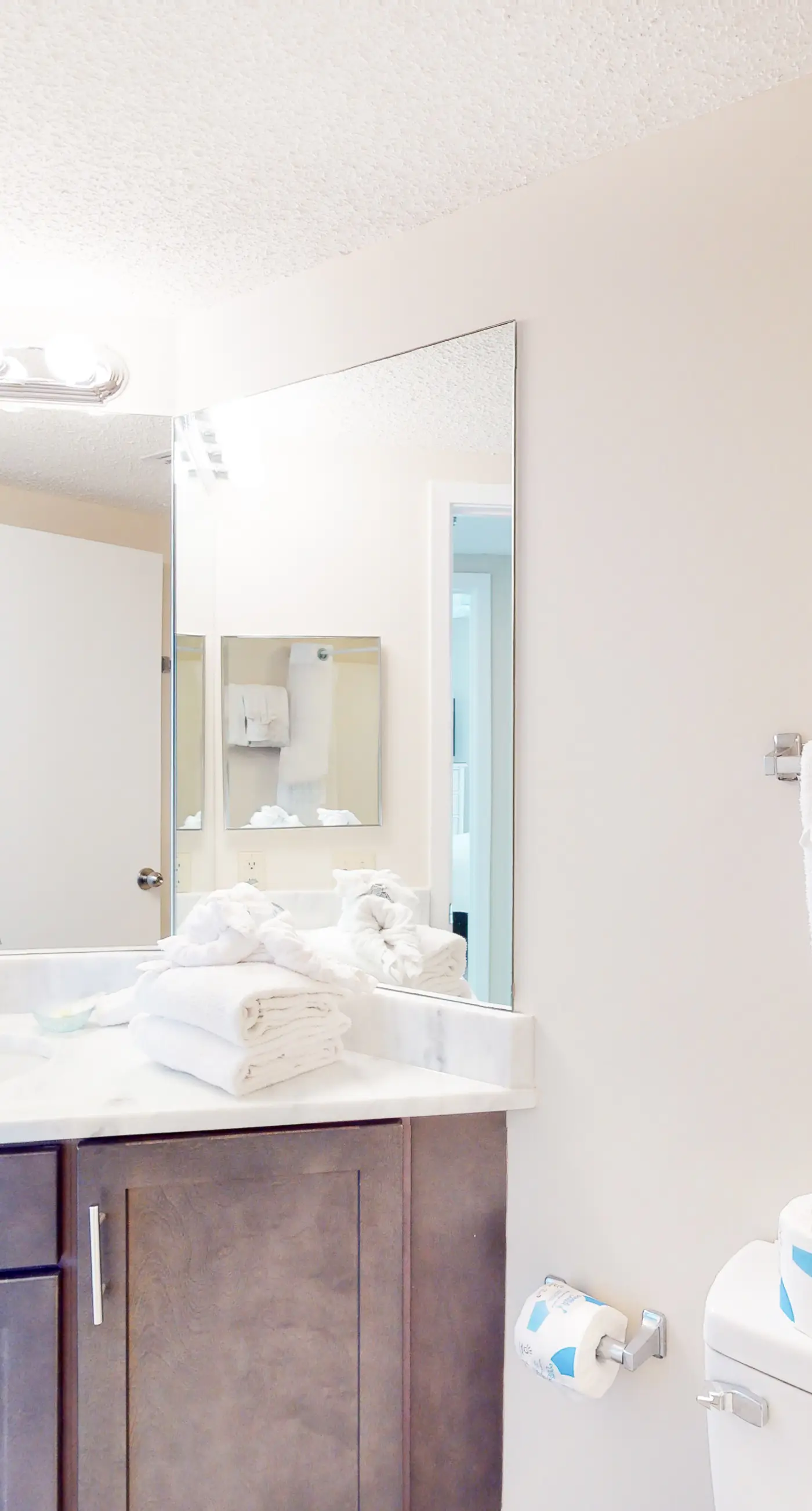 Snowbird-Friendly Gulf-Front Condo on 4th Floor wBalcony, Shared Pool, Hot Tub