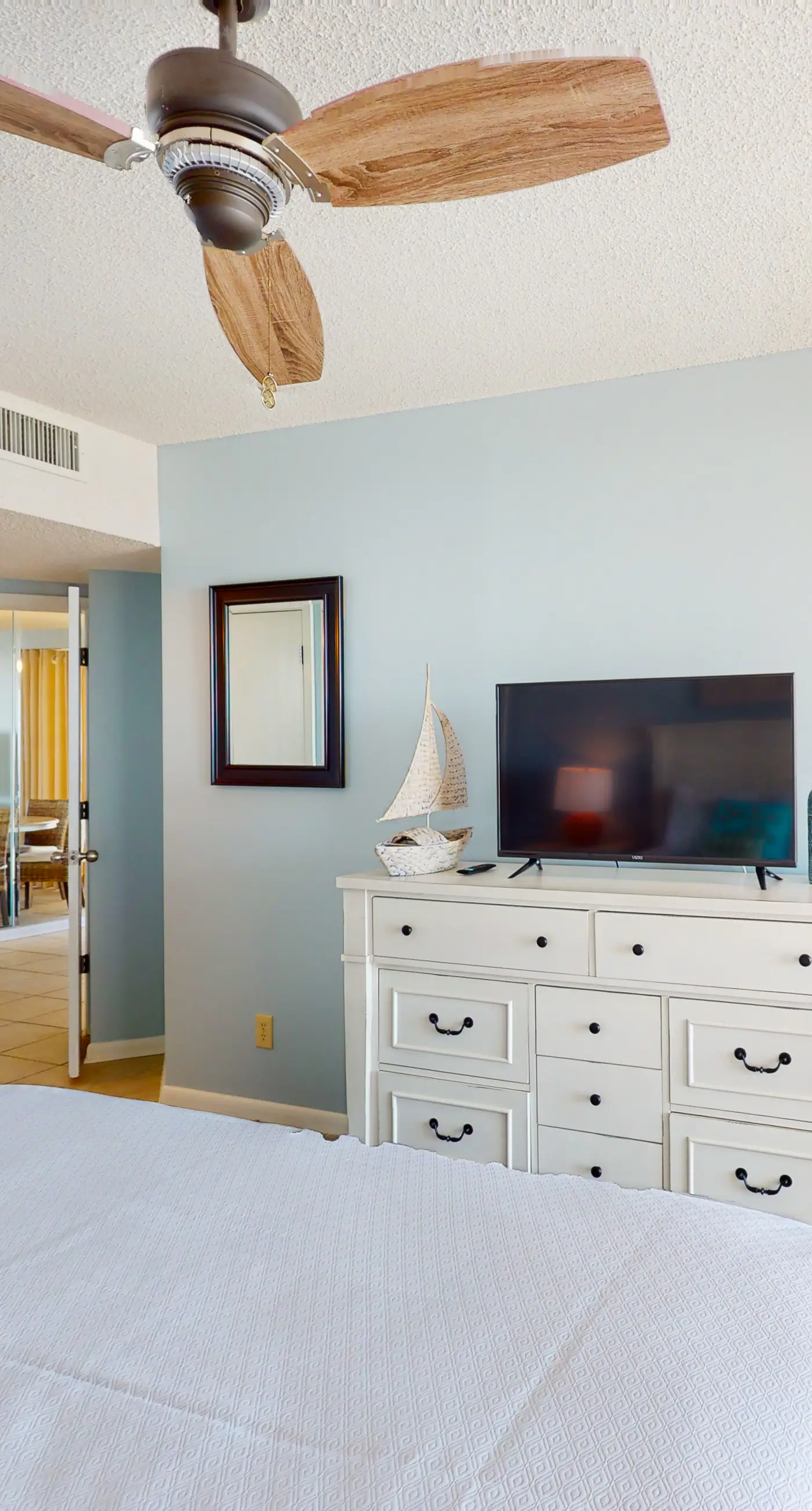 Snowbird-Friendly Gulf-Front Condo on 4th Floor wBalcony, Shared Pool, Hot Tub