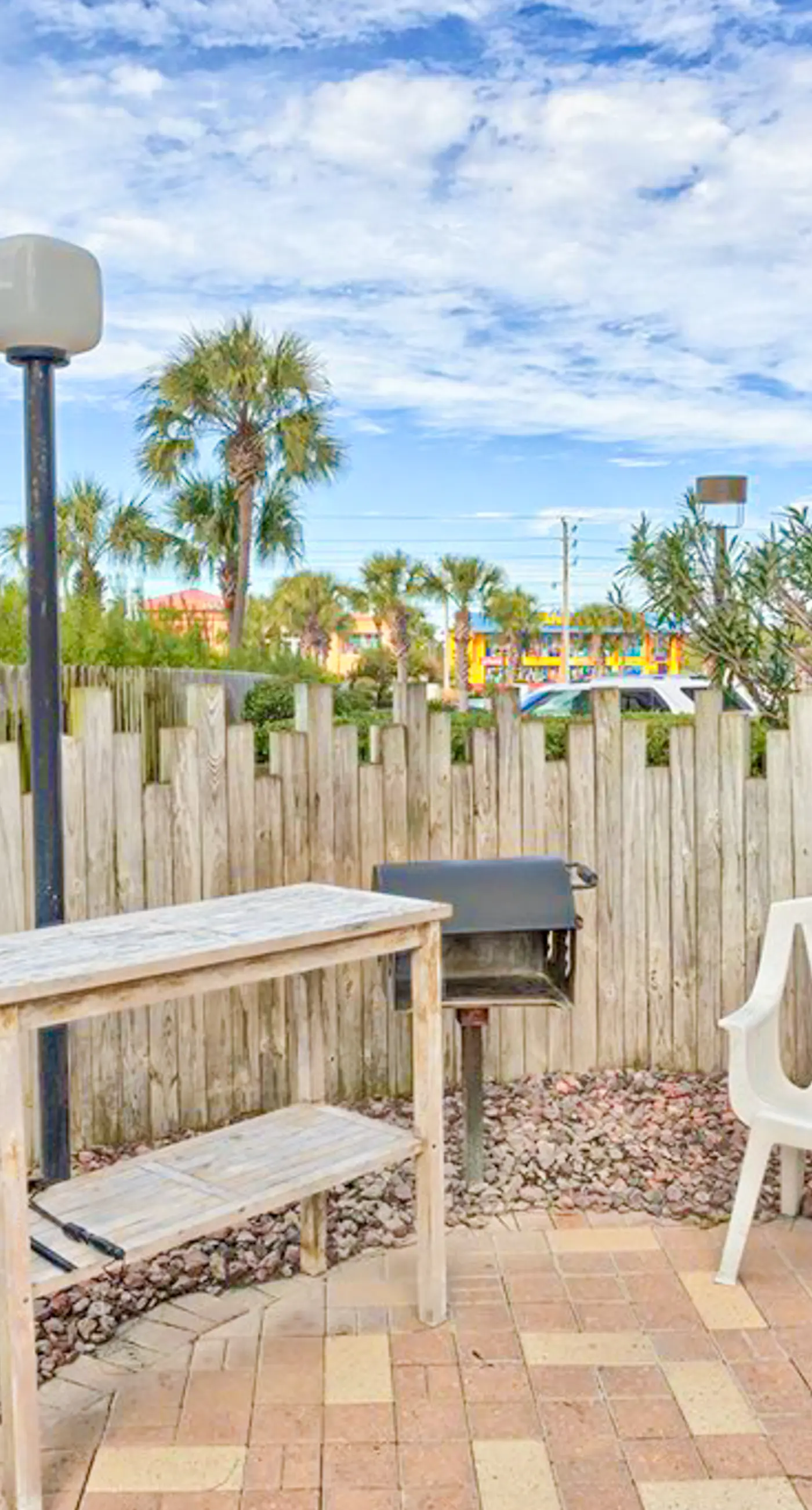 Snowbird-Friendly Gulf-Front Condo on 4th Floor wBalcony, Shared Pool, Hot Tub