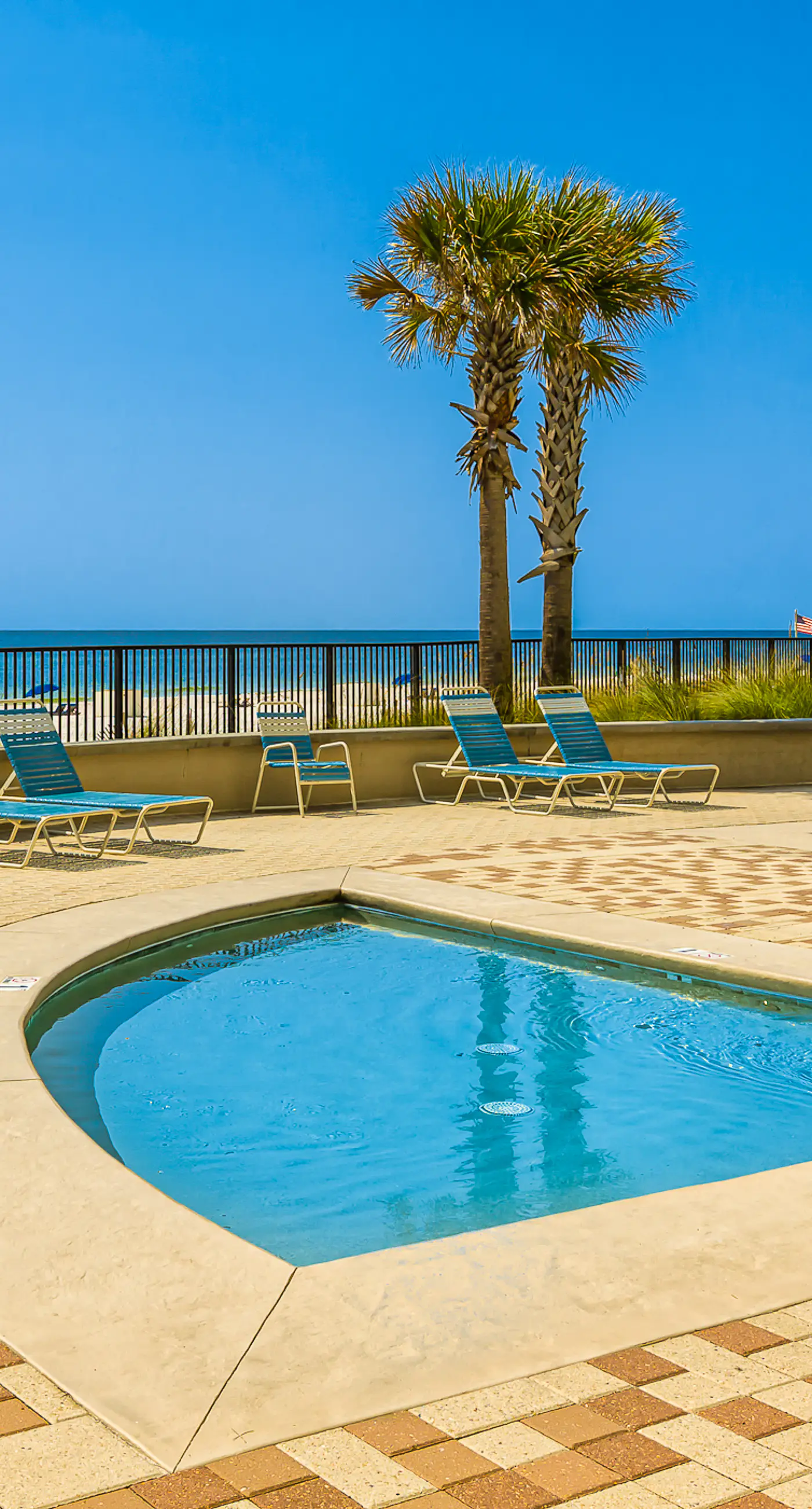 Snowbird-Friendly Gulf-Front Condo on 4th Floor wBalcony, Shared Pool, Hot Tub