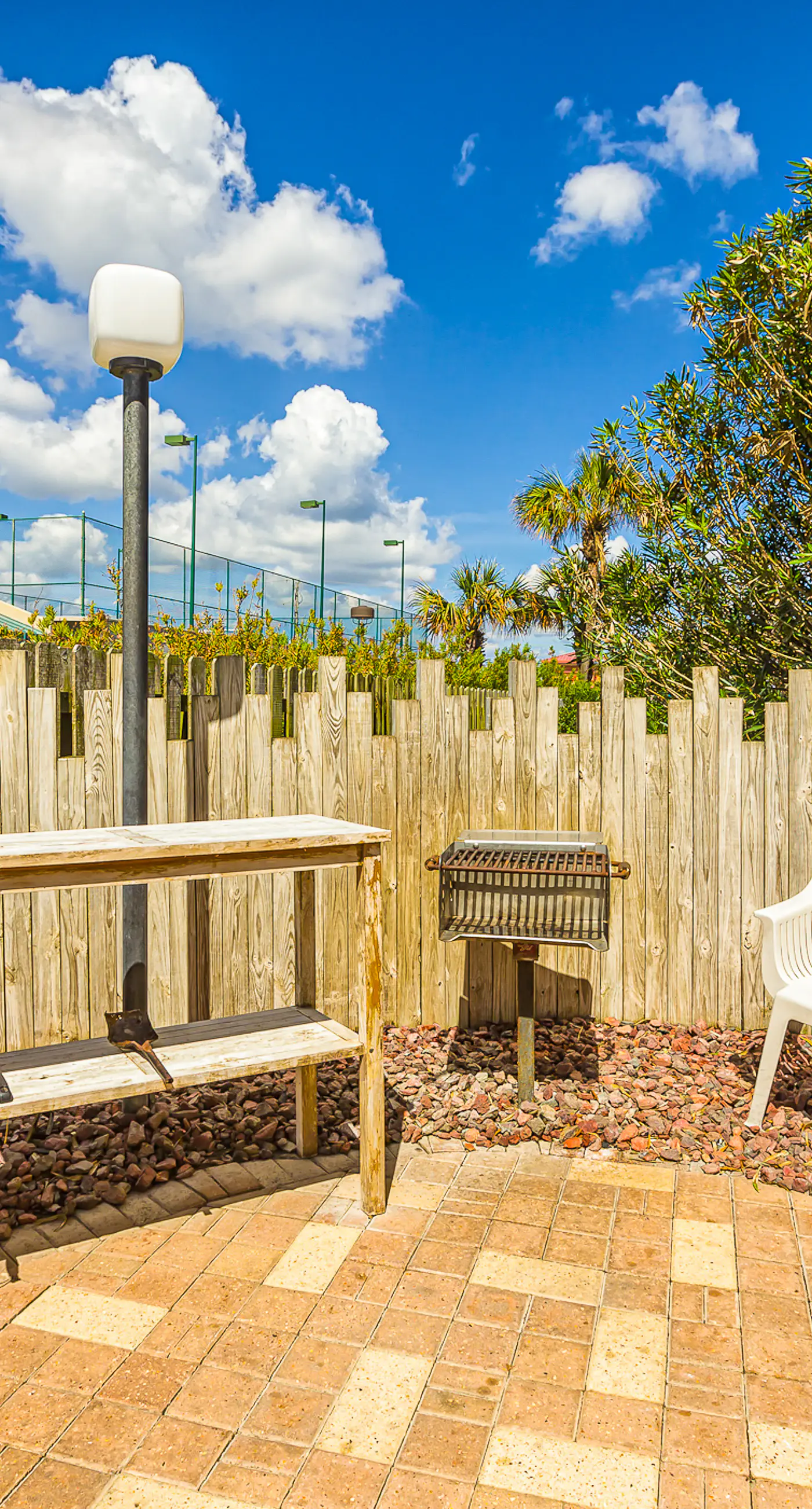 Snowbird-Friendly Gulf-Front Condo on 4th Floor wBalcony, Shared Pool, Hot Tub