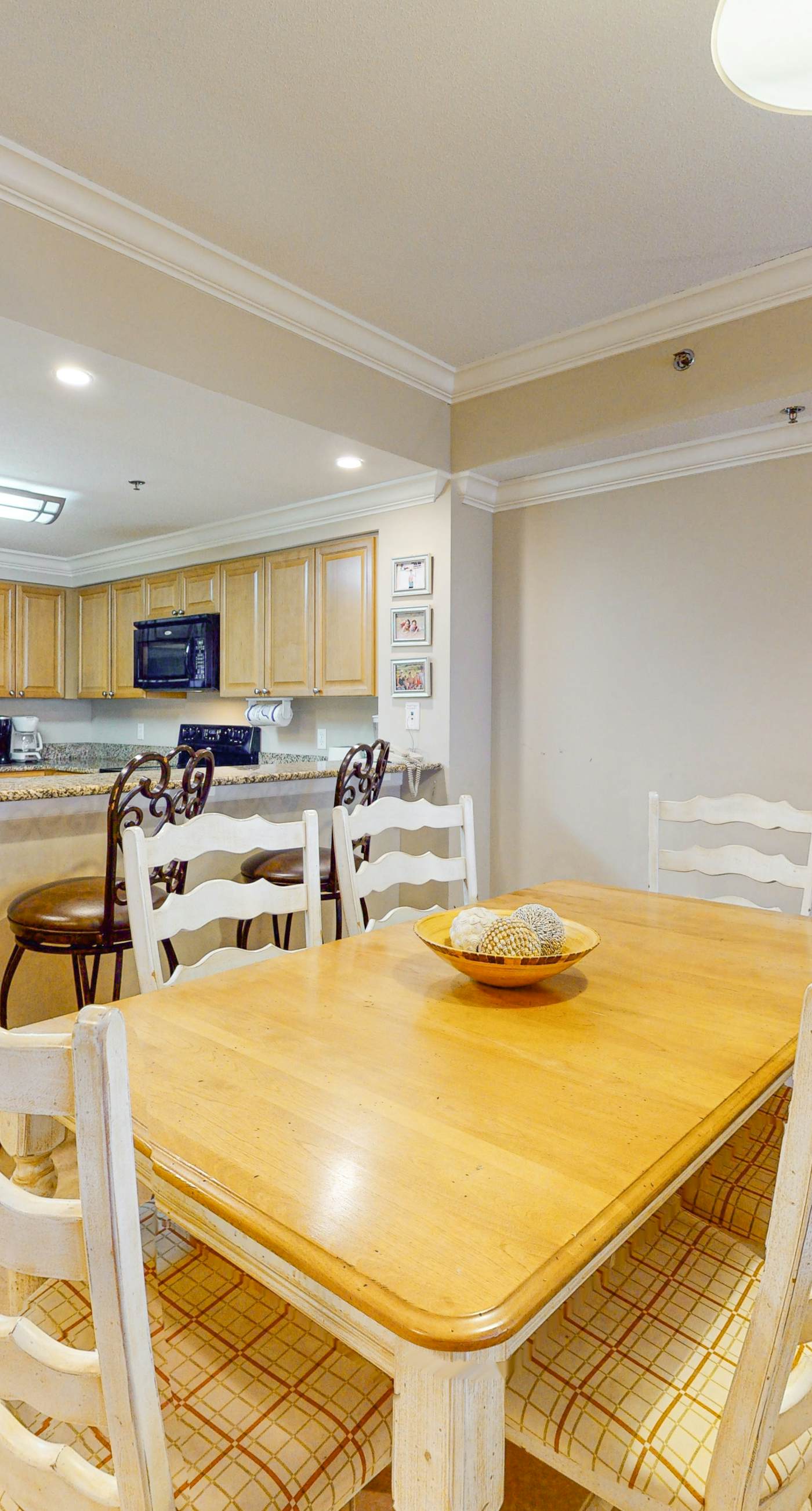 Beachfront condo with incredible views, balcony, pool, sauna, & hot tub